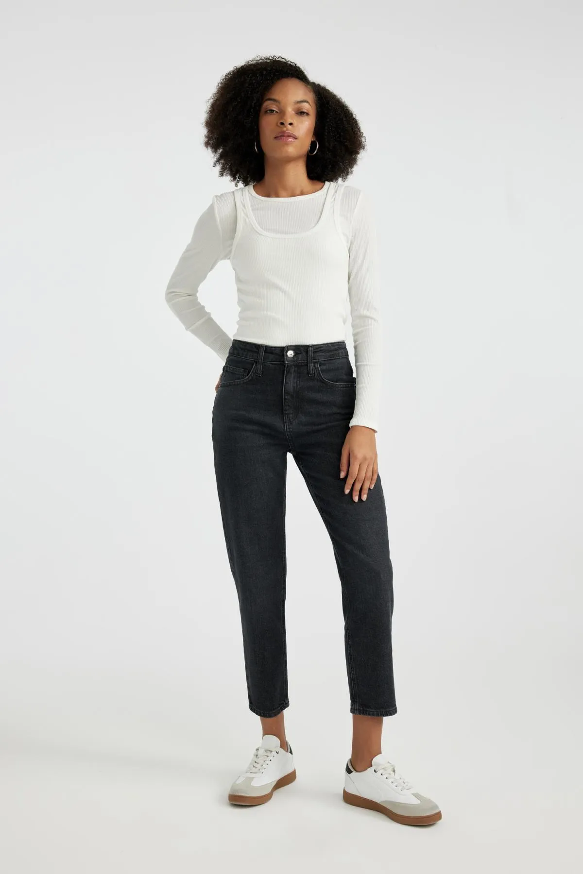 DeFacto  Bequeme Jeanshose mit hoher Taille und Knöchellänge in Mom-Passform B7038ax24sp