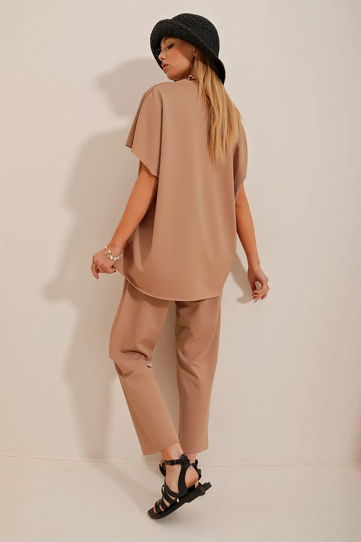 Trend Alaçatı Stili  Trainingsanzug-Set für Damen in Biscuit, Rundhalsausschnitt, bequeme Passform, ALC-X5885