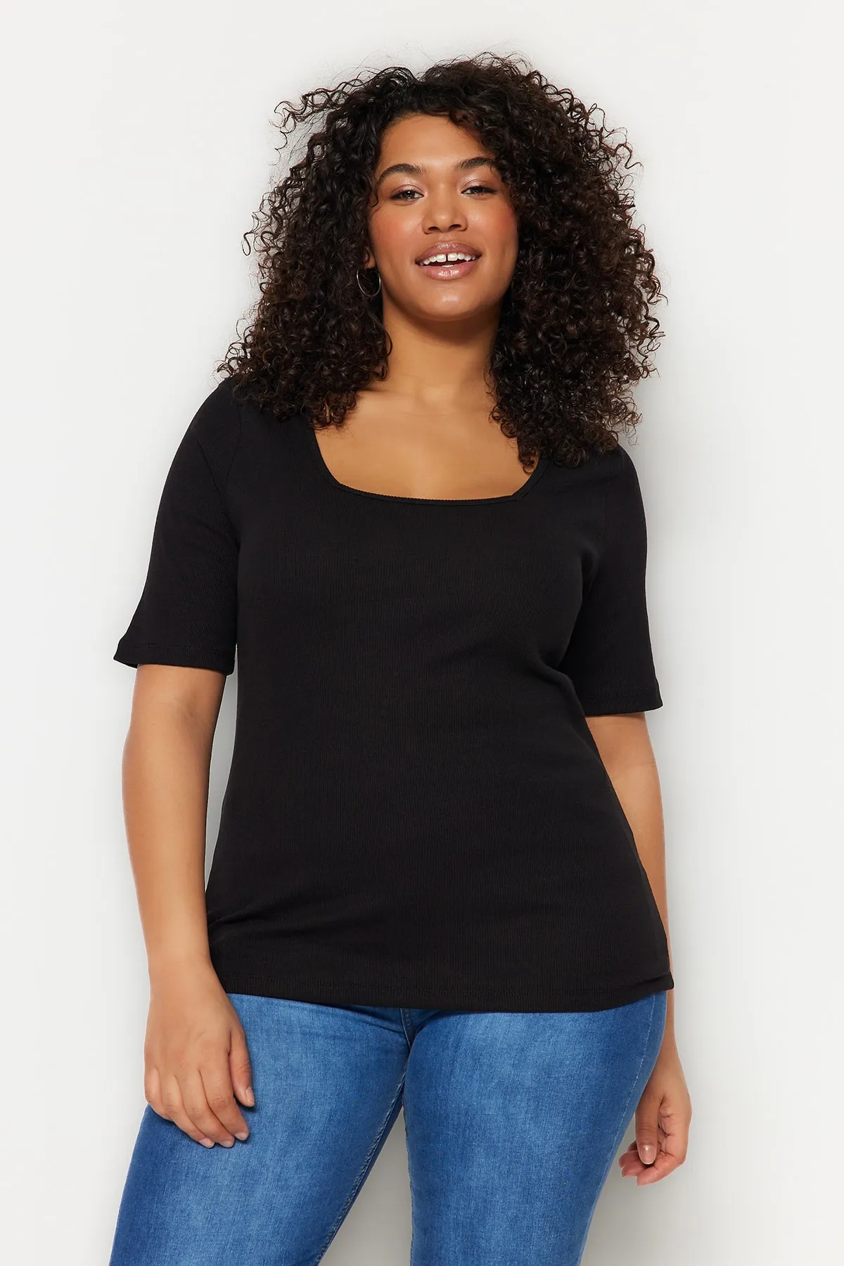 Trendyol Curve  Schwarzes Strick-T-Shirt mit quadratischem Kragen TBSSS22BF0027
