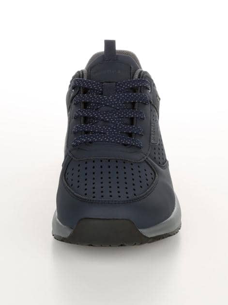 Sneaker mit sommerlicher Perforation
