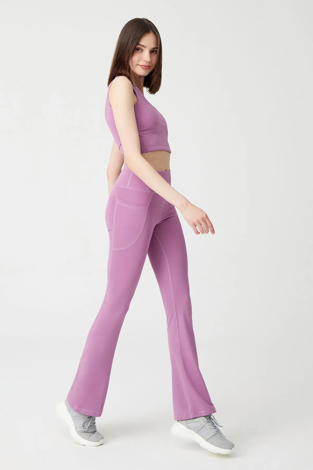 LOS OJOS  Lavendelfarbene, glättende Bootcut-Strumpfhose mit doppelter Tasche und ausgestelltem Bein für Damen mit hoher Taille