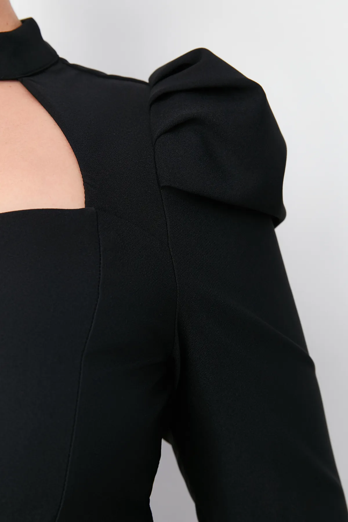 Trendyol Curve  Schwarzes, figurbetontes, gewebtes, elegantes Abendkleid TBBSS24AH00156