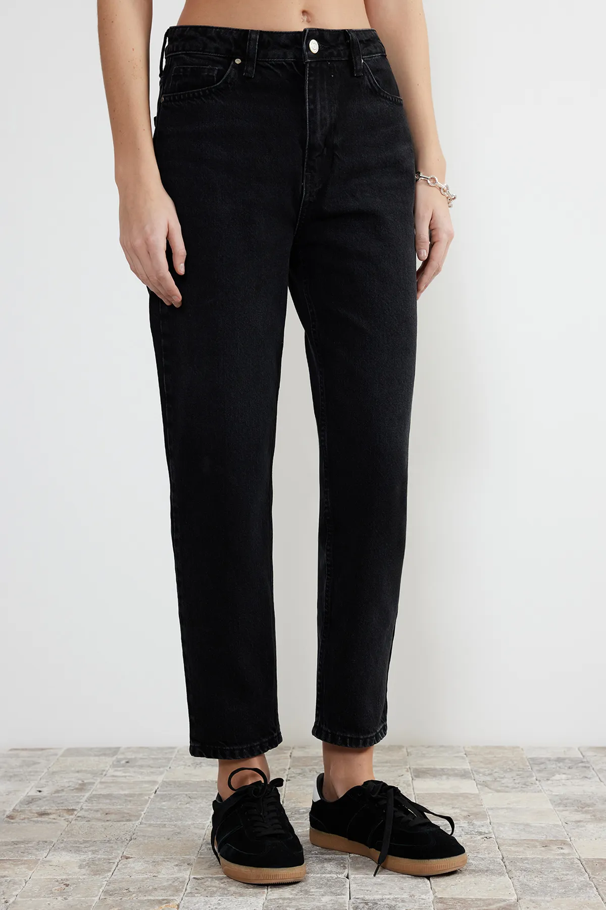 Trendyol Collection  Schwarze Mom-Jeans mit hoher Taille TWOAW24JE00076
