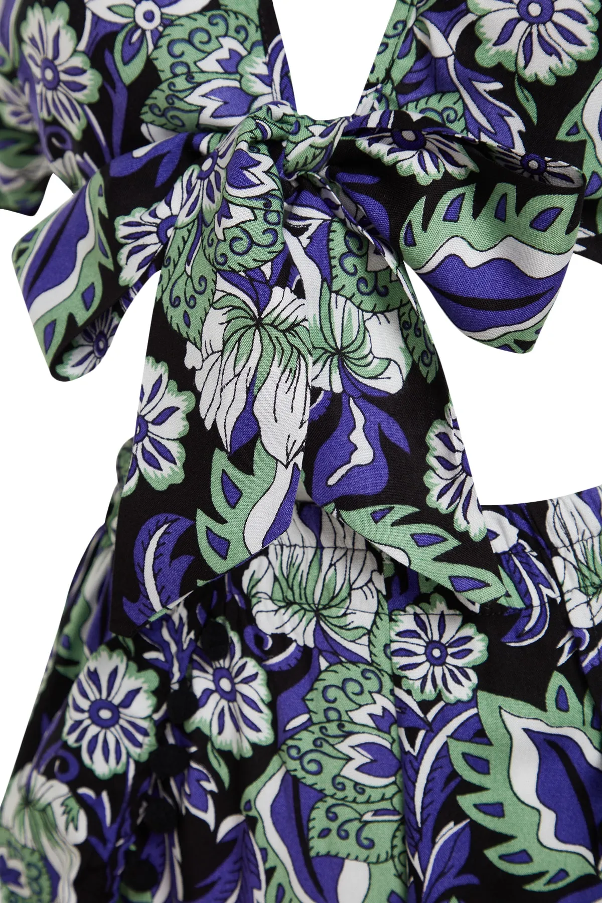 Trendyol Collection  Set aus Bluse und Shorts mit Blumenmuster, gewebten Streifen und Zubehör TBESS19BB0257