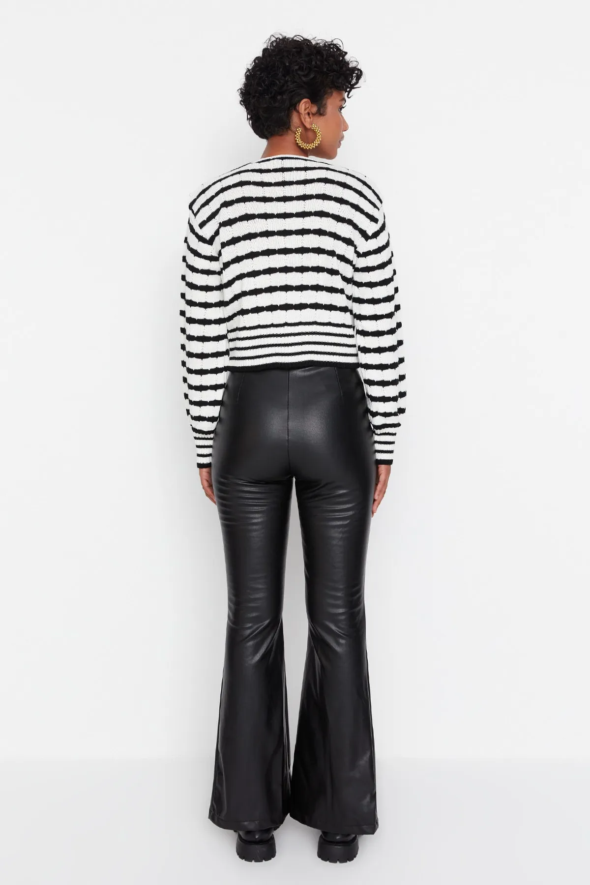 Trendyol Collection  Schwarze Hose aus gewebtem Kunstleder mit ausgestelltem Bein und Schlitzdetail TWOAW23PL00056