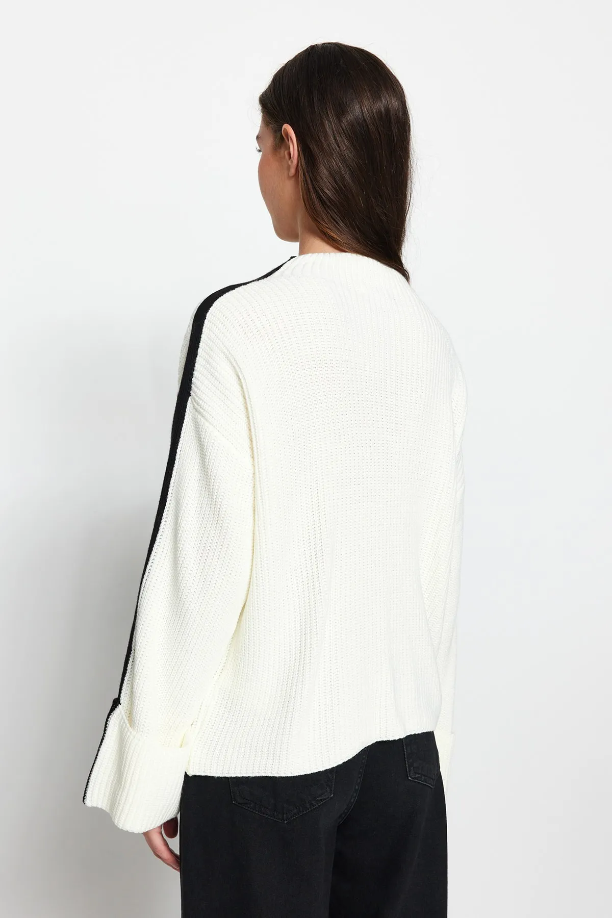 Trendyol Collection  Ecrufarbener Strickpullover mit weiten Ärmeln und umgeschlagenen Ärmeln TWOAW24KZ00663