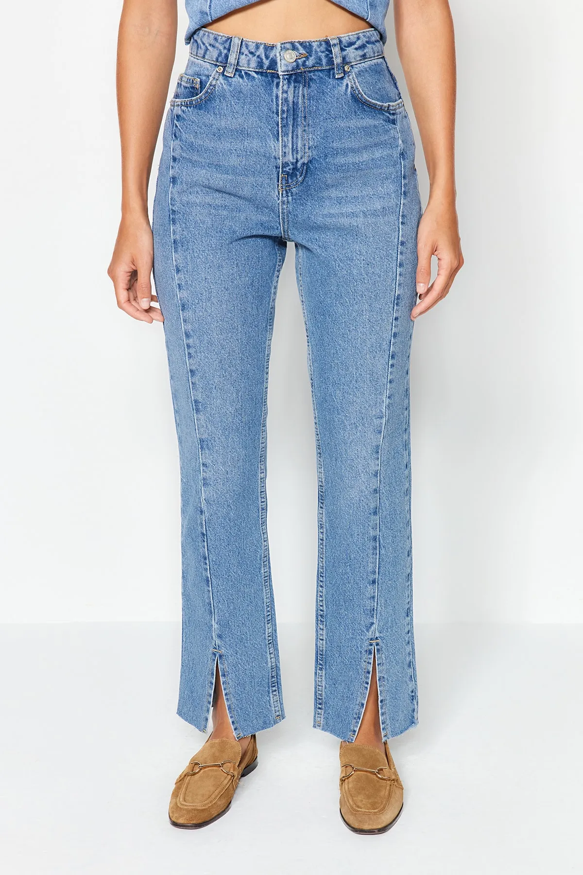 Trendyol Collection  Blaue gerade Jeans mit Schlitz und hoher Taille und Ziernähten TWOAW23JE00099