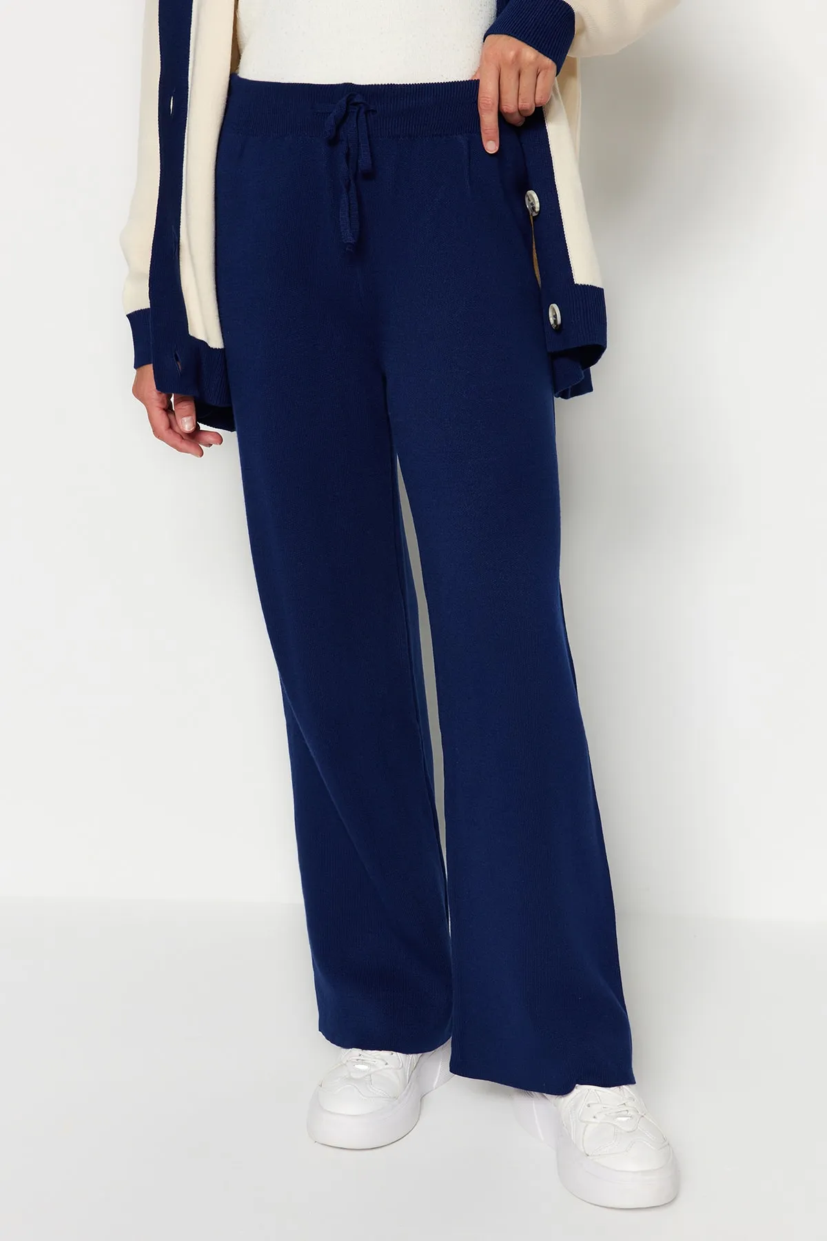 Trendyol Modest  Marineblaues Strickset mit Strickjacke und Hose mit Streifendetail TCTAW22AU0156
