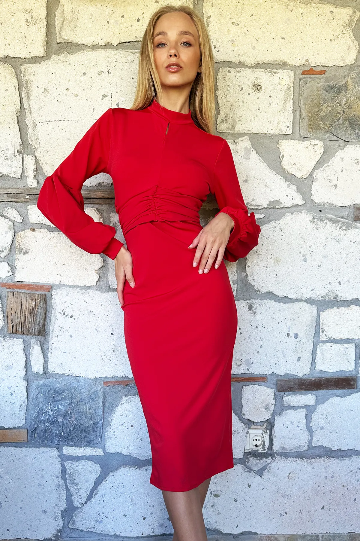 Trend Alaçatı Stili  Damenkleid mit rotem Taillenbund und hohem Kragen und Ballonärmeln ALC-X10936
