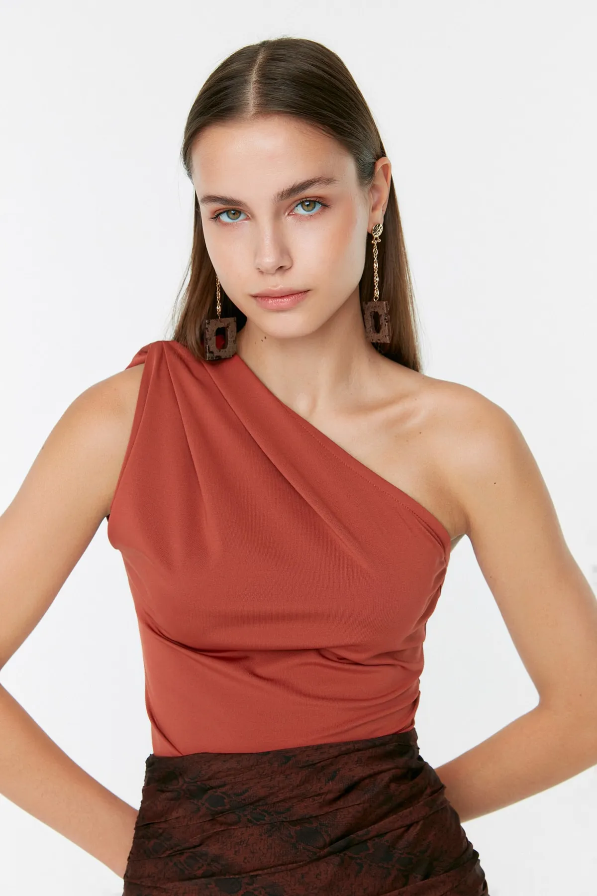 Trendyol Collection  Zimtfarbener, asymmetrischer Kragen, flexibler Strickbody mit Druckknöpfen von unten TWOSS22BD00014