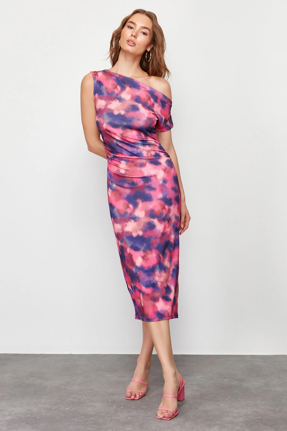 Trendyol Collection  Mehrfarbig bedrucktes, figurbetontes, ärmelloses Stretch-Strick-Midi-Bleistiftkleid mit U-Boot-Ausschnitt TWOSS24EL00662