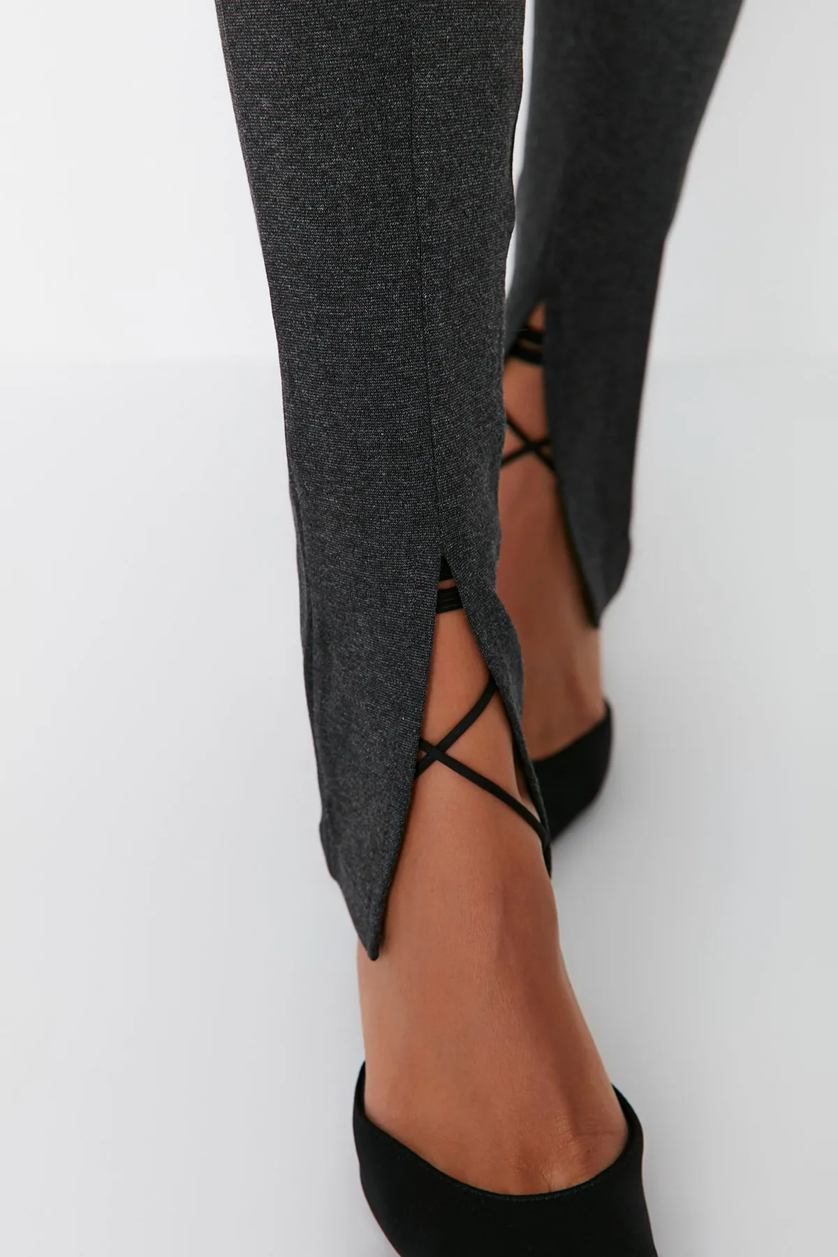 Trendyol Collection  Anthrazitfarbene Interlock-Strick-Leggings mit hoher Taille und geschlitzten Beinen TWOAW21PL0263
