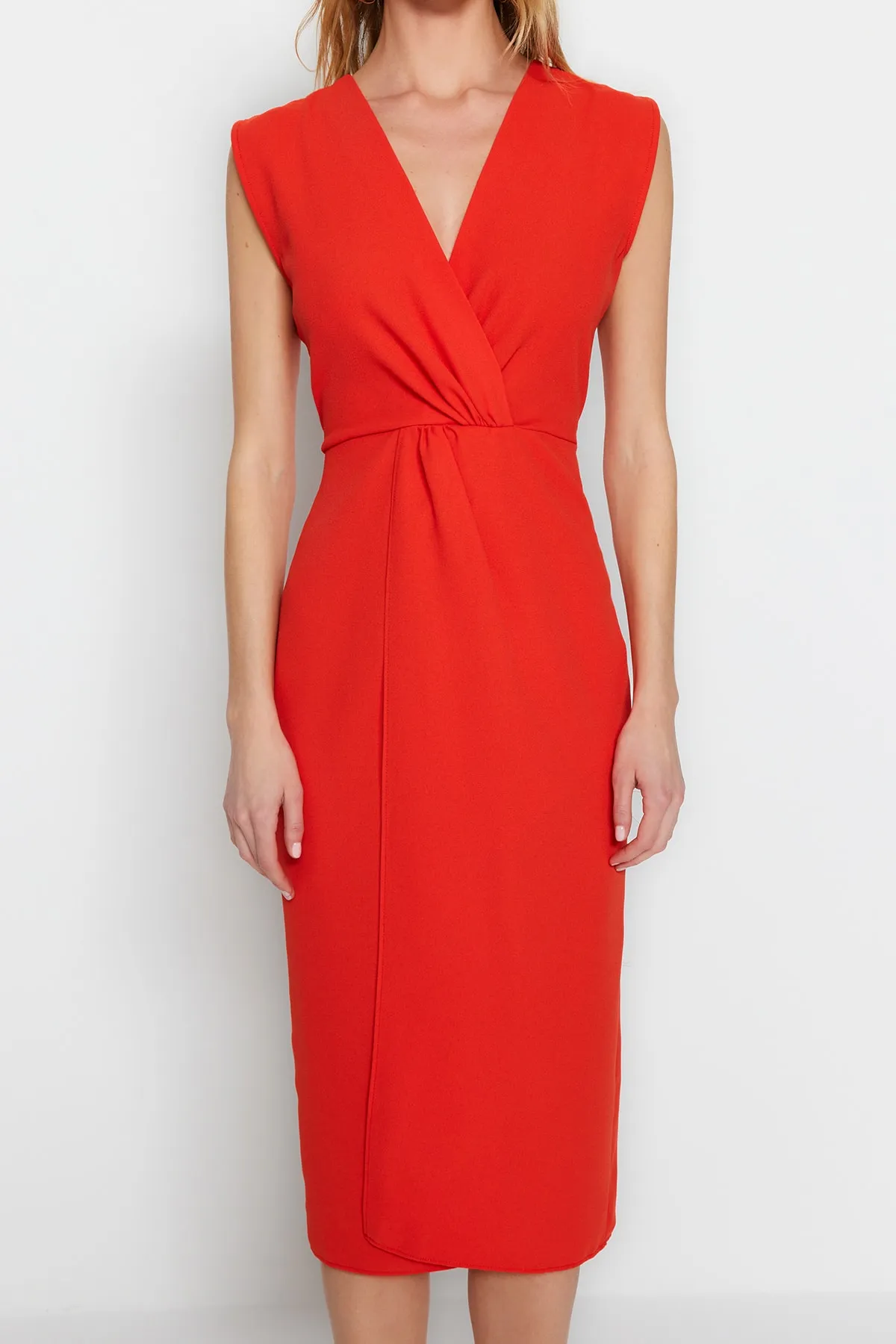 Trendyol Collection  Rotes, detailliertes, zweireihiges Midi-Webkleid mit Kragen und Raffung TWOSS23EL02341