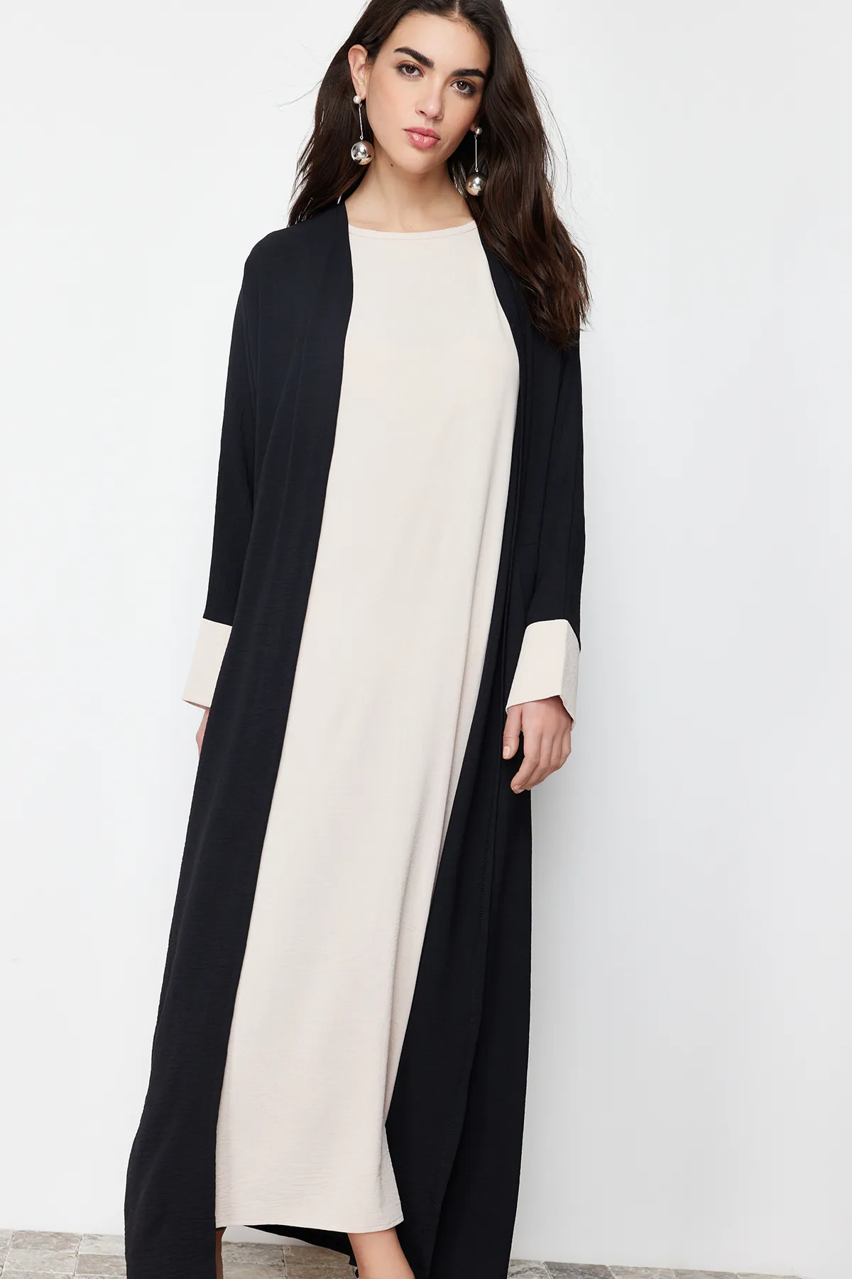 Trendyol Modest  Schwarzes, farbblockiertes Aerobin Ferace Abaya & Kleid, 2-teiliges gewebtes Set TCTSS24US00033