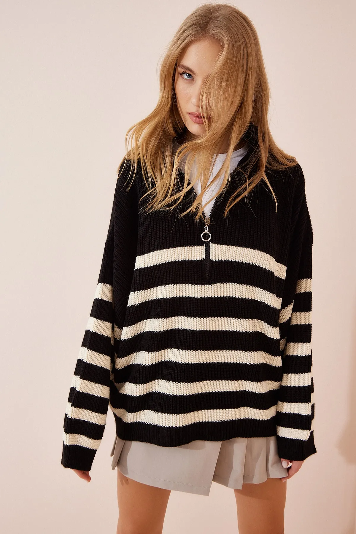 Happiness İstanbul  Schwarzes, gestreiftes Oversize-Sweatshirt mit Reißverschluss und Stehkragen für Damen YY00100