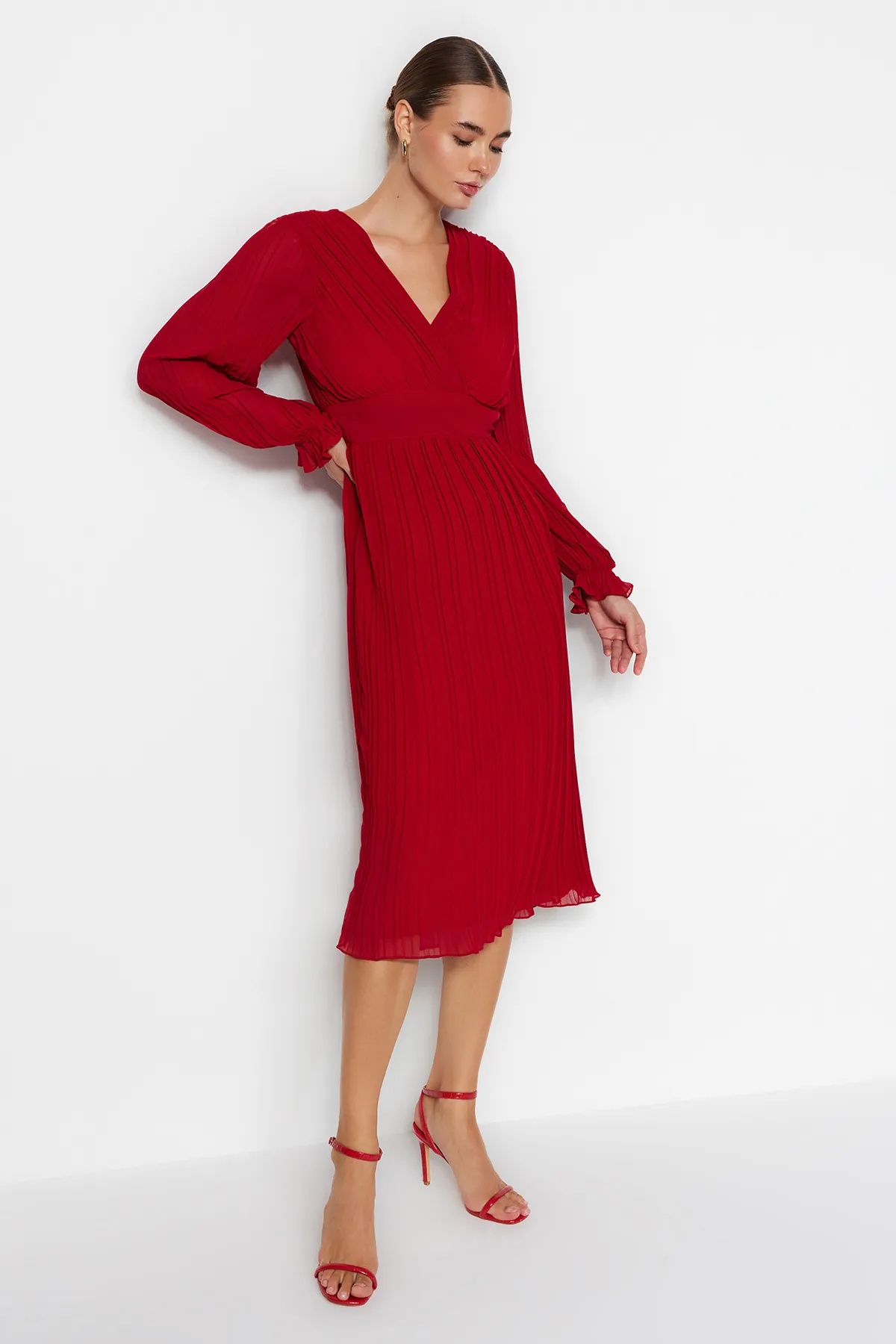 Trendyol Collection  Rotes, plissiertes, gefüttertes Chiffon-Webkleid TWOAW24EL00478