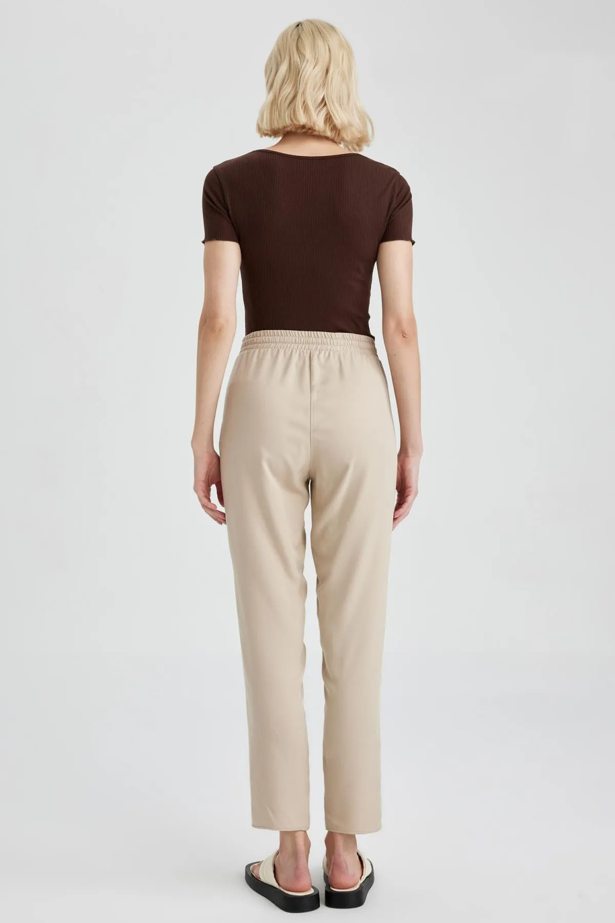 DeFacto  Gewebte Hose mit elastischem Bund und Taschen L3164az23sm