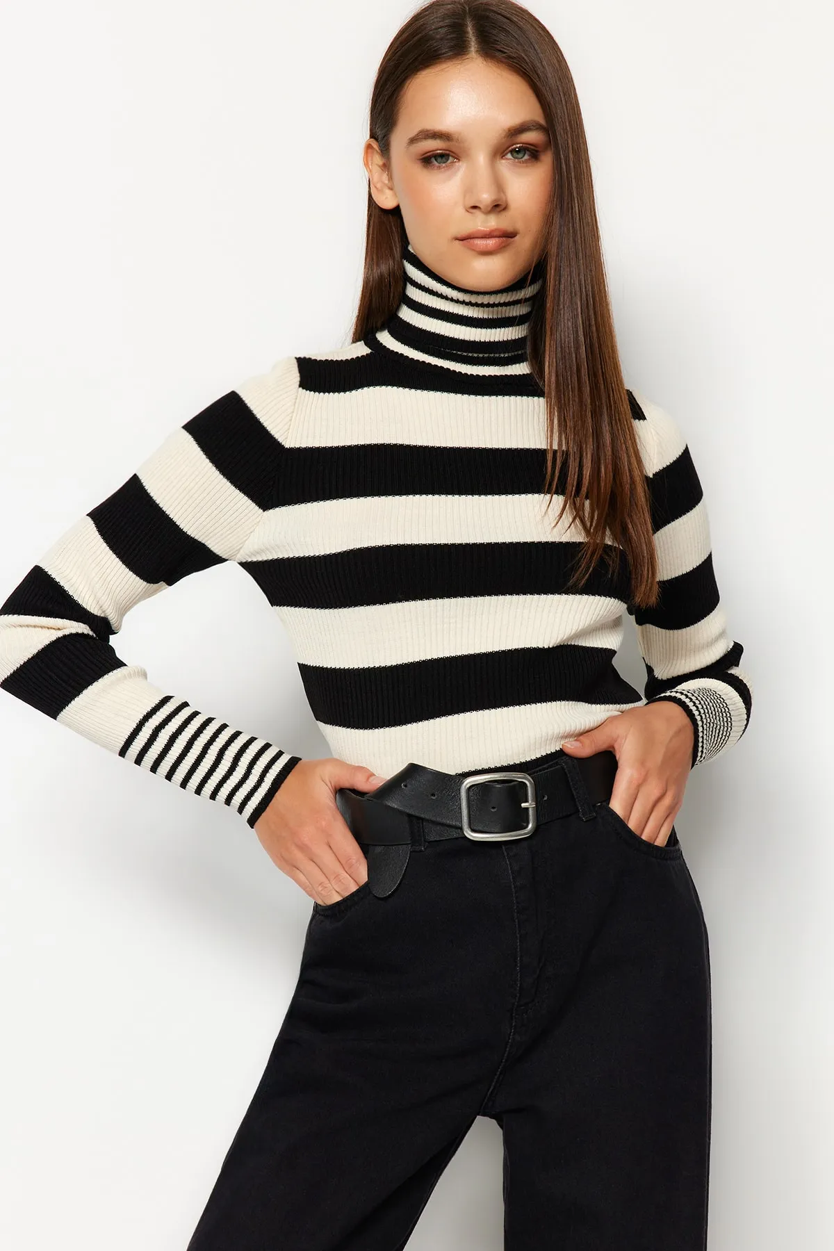 Trendyol Collection  Schwarz gestreifter Strickpullover TWOAW24KZ00637