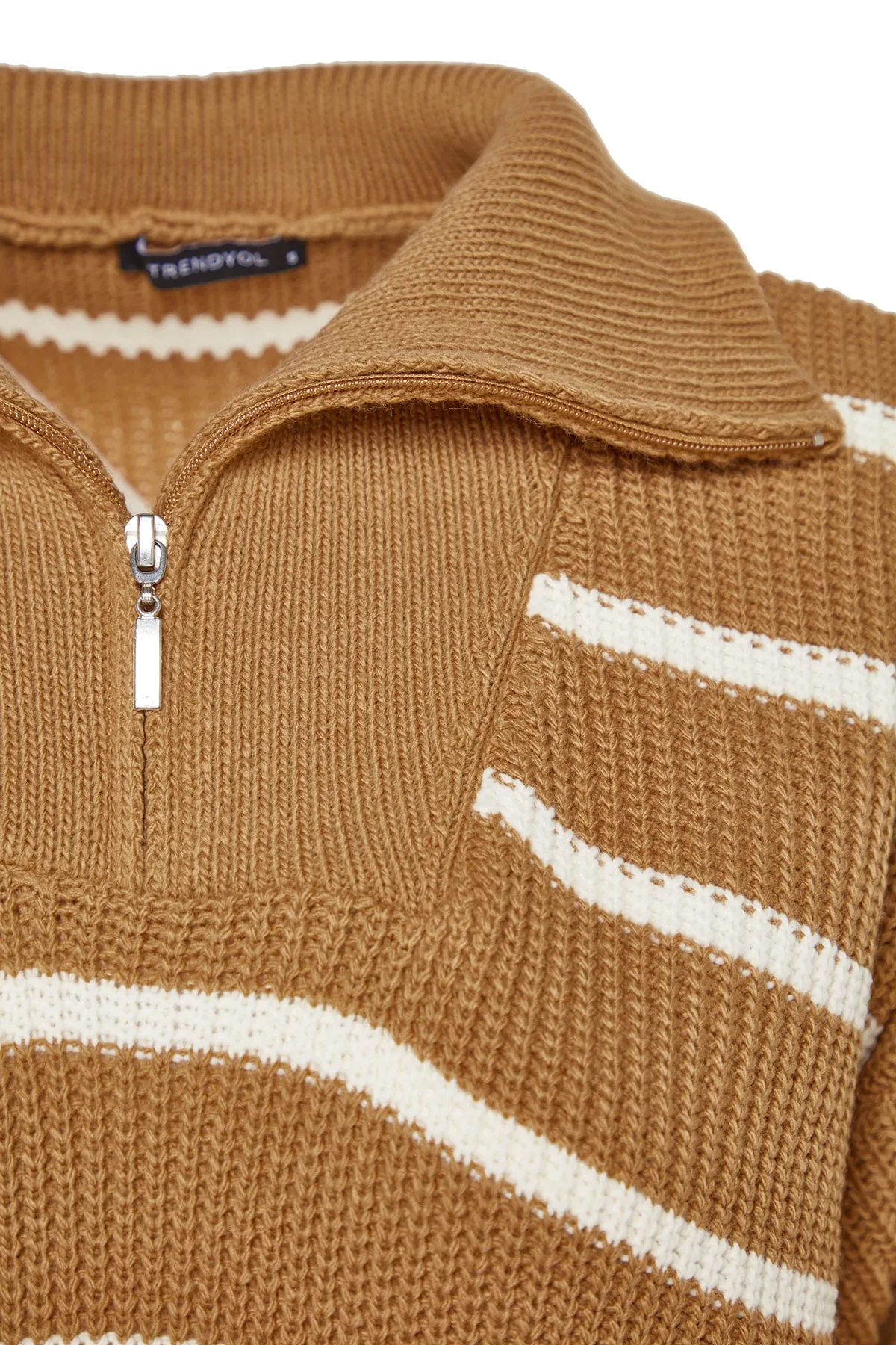 Trendyol Modest  Kamelfarbenes Strickoberteil und -unterteil mit Reißverschlussdetail aus Thessaloniki mit Streifen TCTAW24US00058