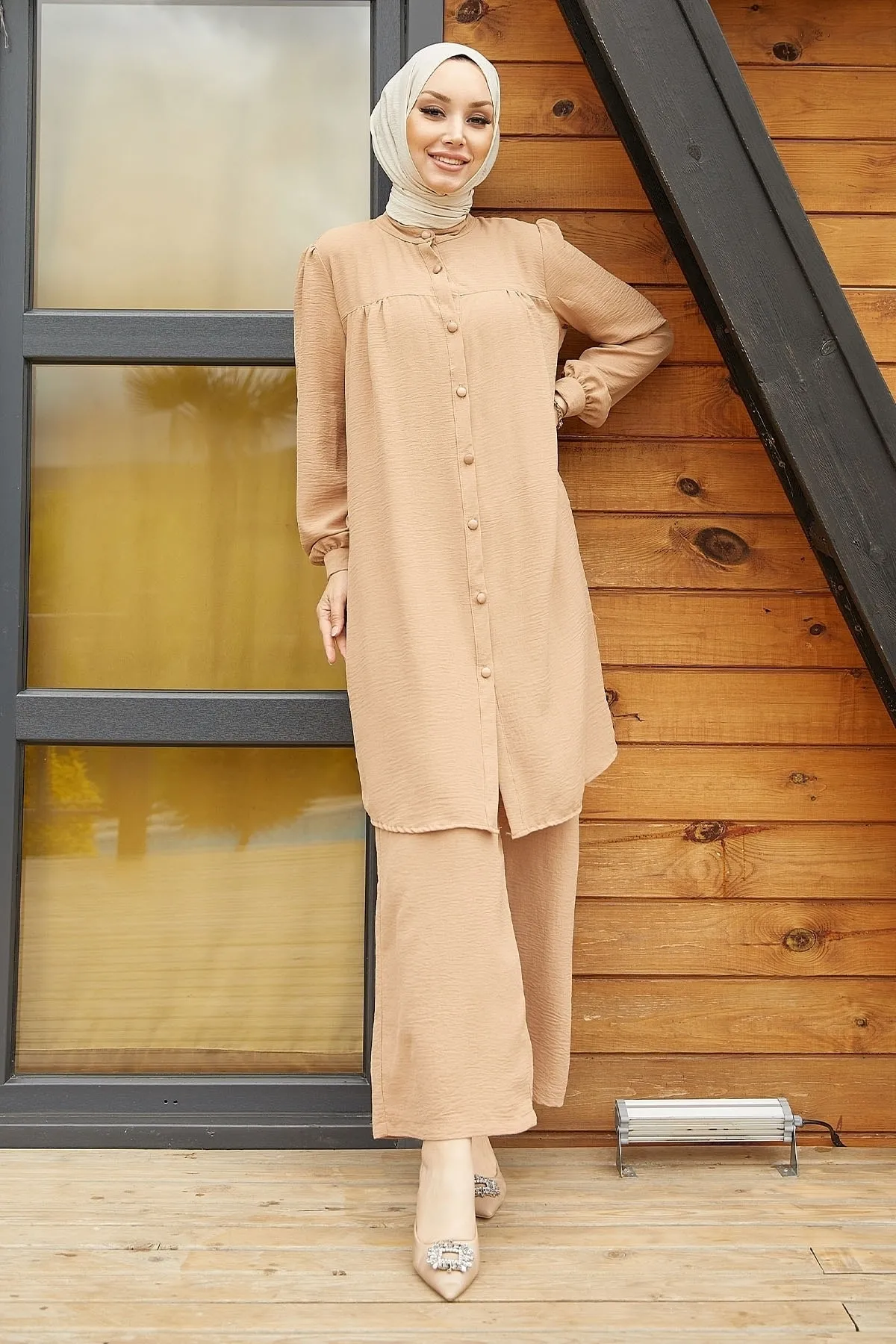 InStyle  Arfa Ayrobin geknöpfter Freizeitanzug – Milchkaffee