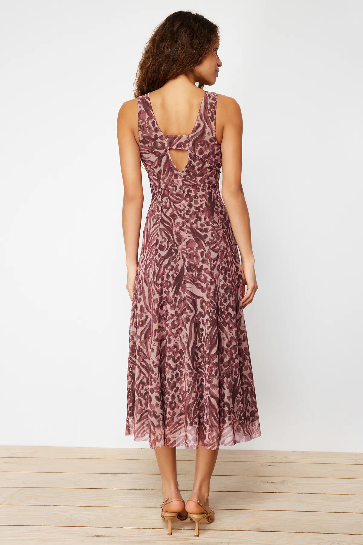Trendyol Collection  Braunes Tüllkleid mit V-Ausschnitt und Blumen- und Leopardenmuster TWOSS24EL00384