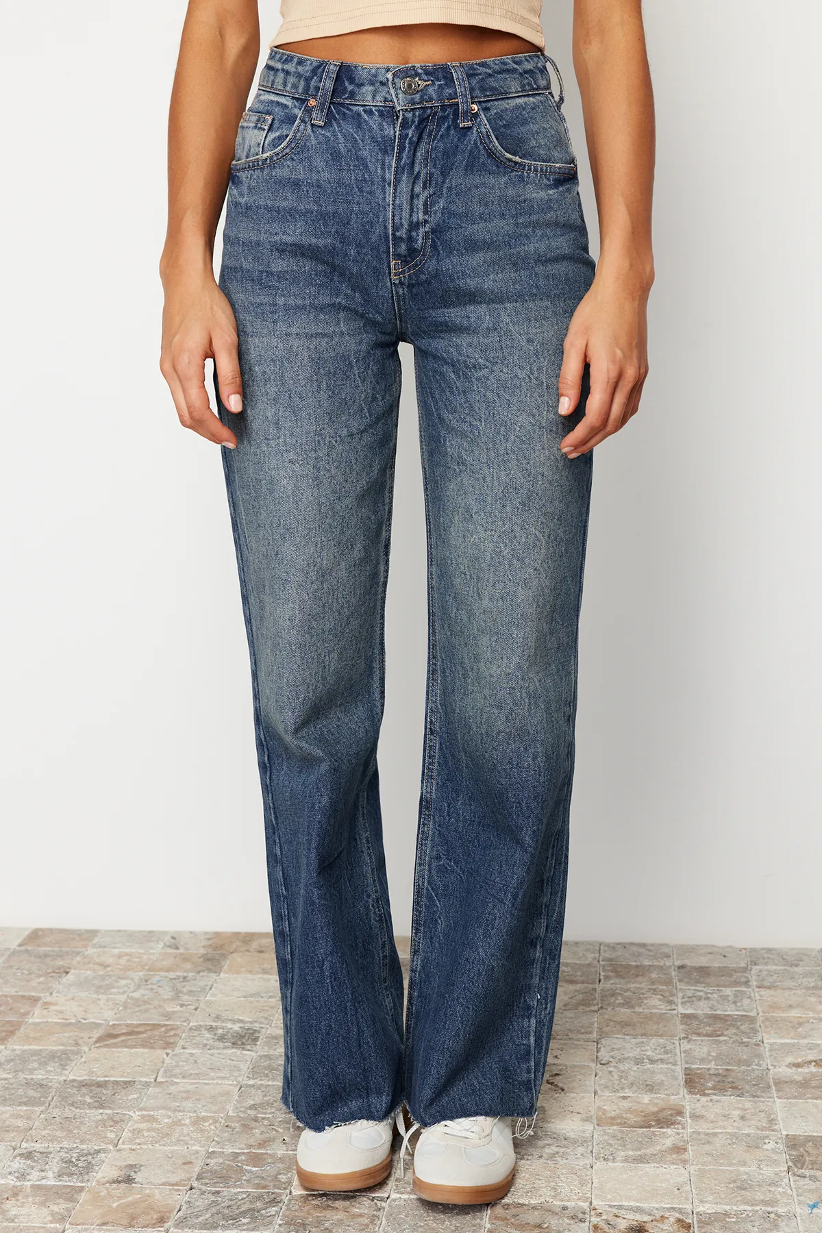 Trendyol Collection  Dunkelblaue, nachhaltigere, detaillierte High-Waist-Jeans mit weitem Bein TWOSS24JE00149