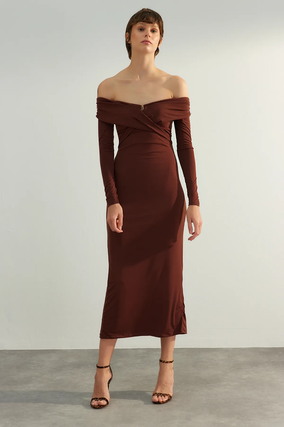 Trendyol Collection  Braunes, detailliertes Strickkleid mit Kragen in limitierter Auflage TPRAW24EL00210