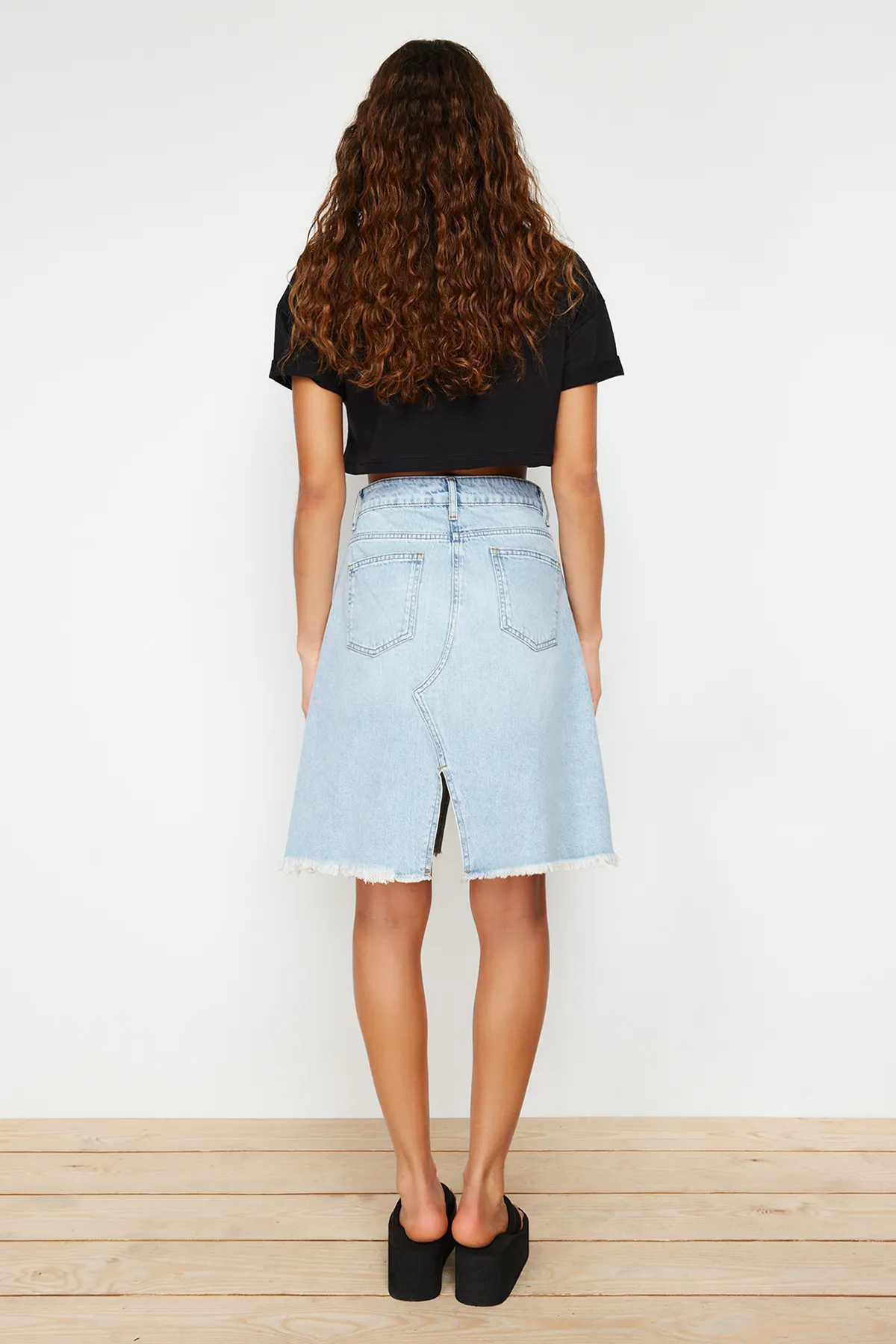 Trendyol Collection  Blauer Jeansrock mit Nähten und detaillierten Details TWOSS24ET00094