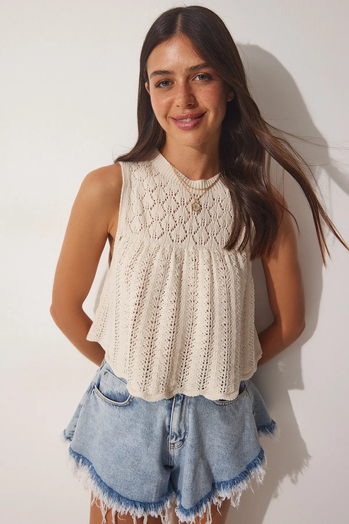 Happiness İstanbul  Cremefarbene, durchbrochene Strick-Crop-Strickbluse für Damen YY00149