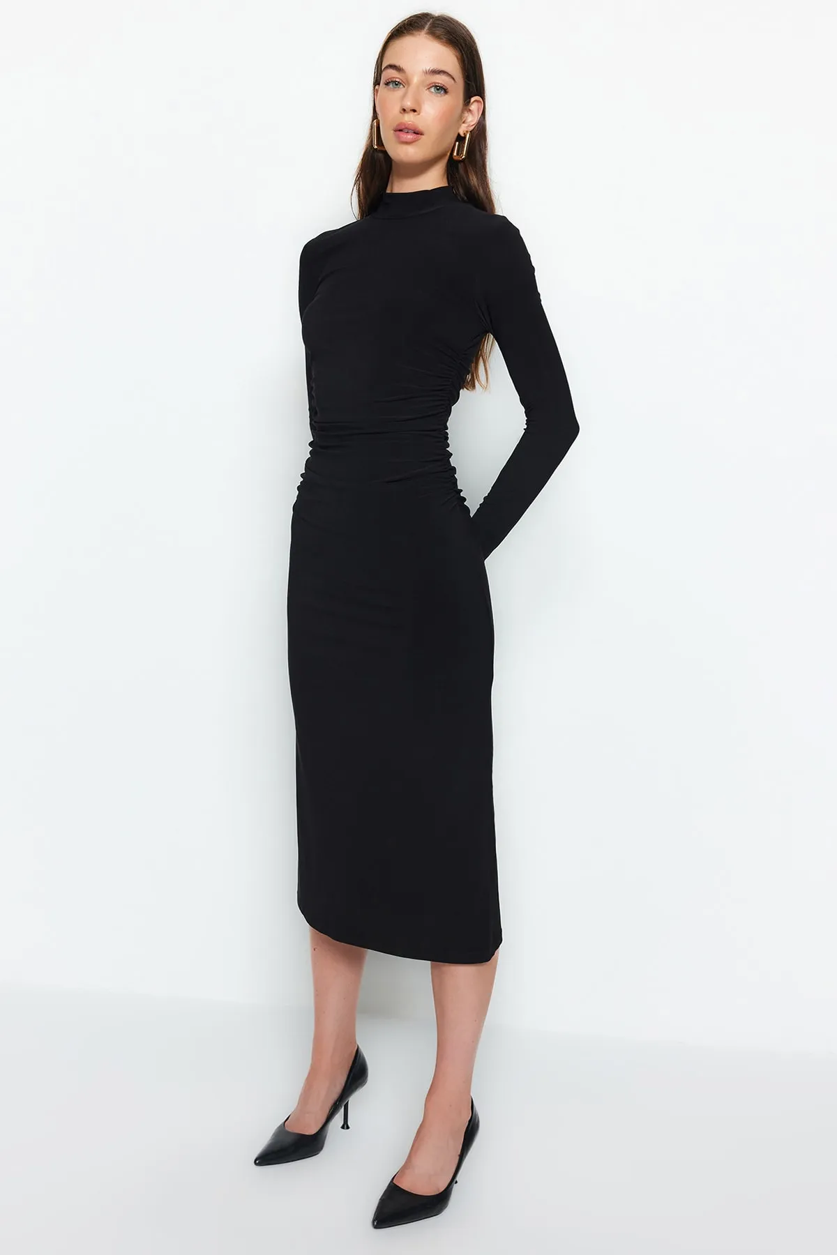 Trendyol Collection  Schwarzes, drapiertes, detailliertes, flexibles Midi-Strickkleid in A-Linie mit hohem Kragen TWOAW24EL00133