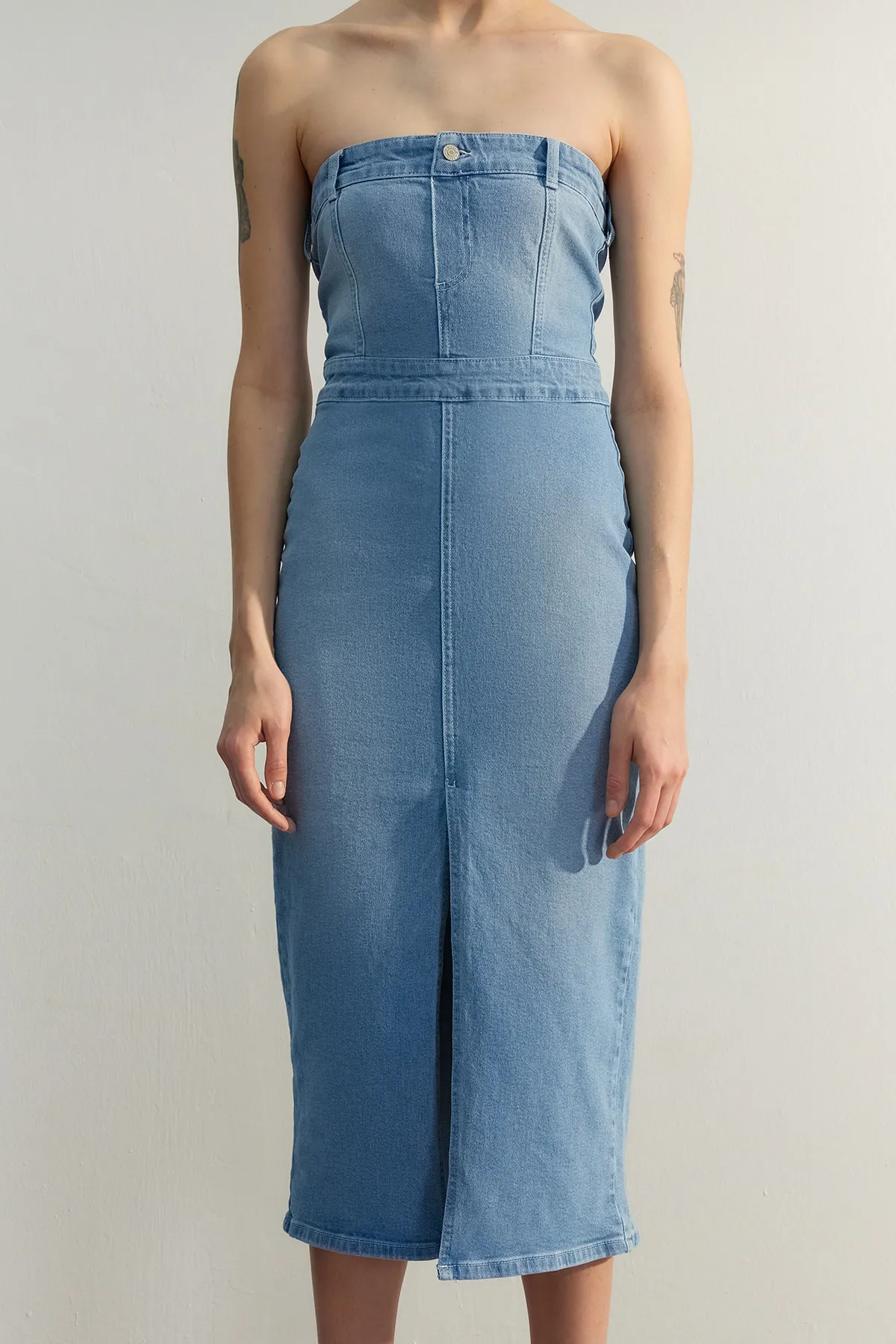 Trendyol Collection  Eisblauer Body mit Schlitz und detailliertem Midi-Denim-Stilvollem Abendkleid TPRSS23EL00539