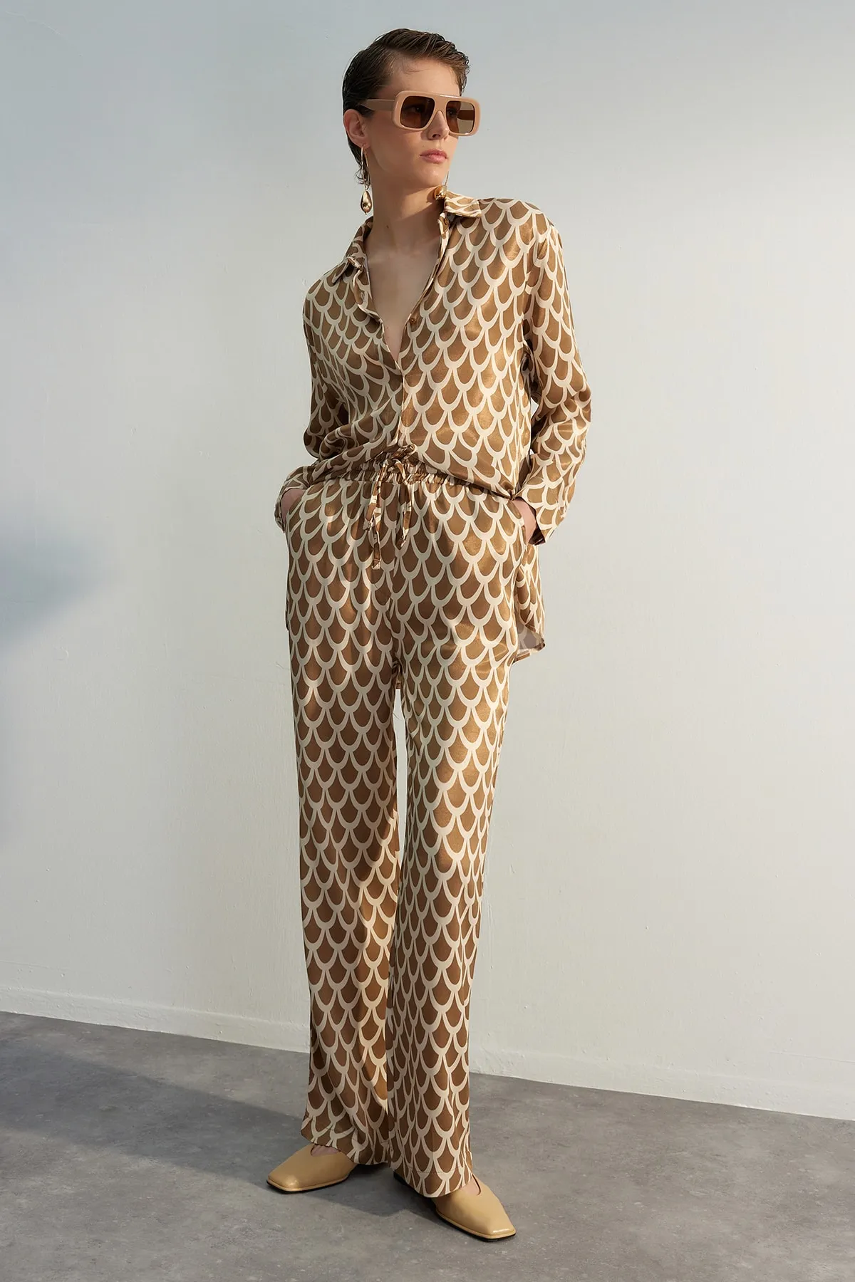 Trendyol Collection  Nerzfarbene, gewebte Hose mit weitem Bein und Satinmuster TWOSS23PL00157
