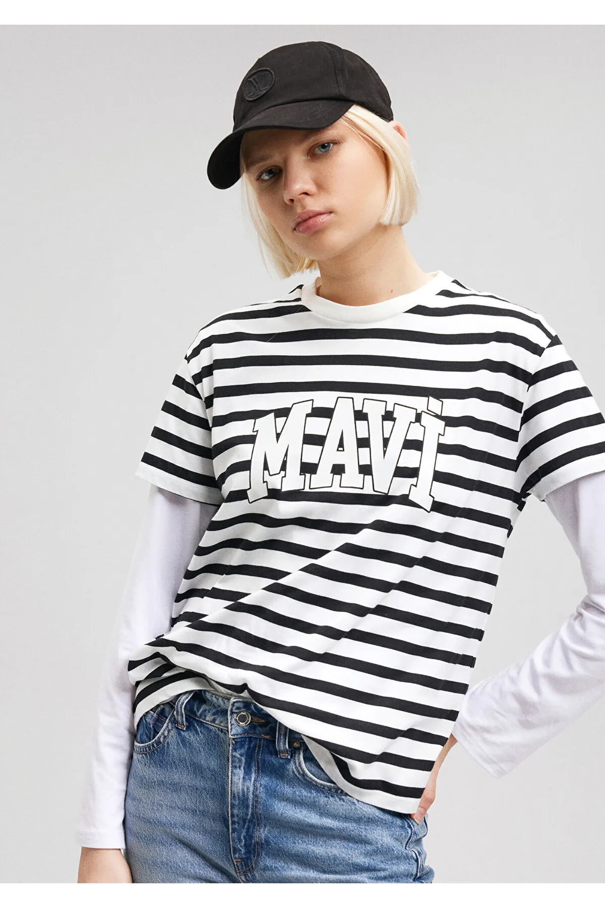 Mavi  Schwarz gestreiftes T-Shirt mit Logodruck, normale Passform / normaler Schnitt 1611360-84041