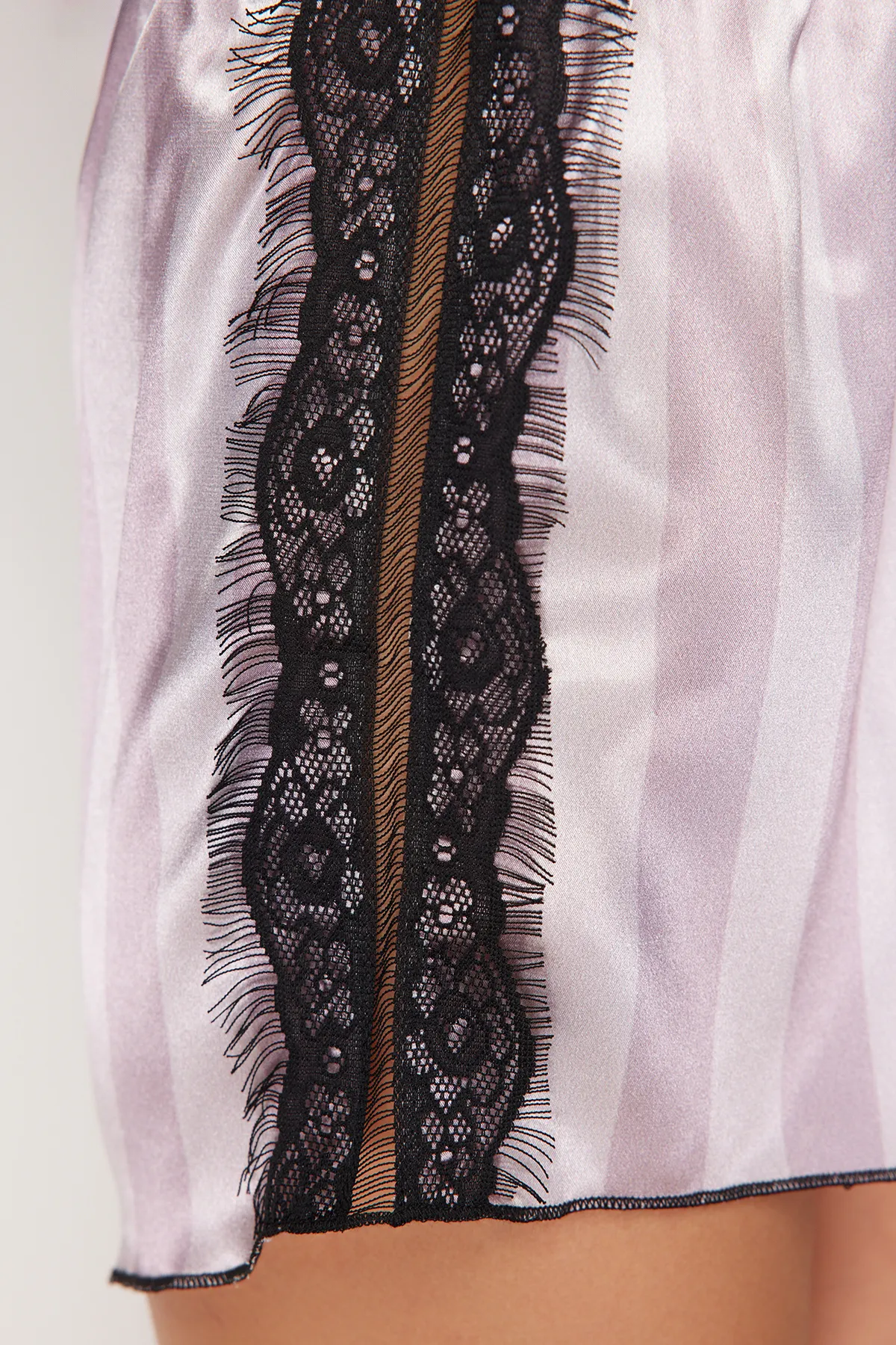 Trendyol Collection  Lila-mehrfarbig gestreiftes Pyjama-Set aus gewebtem Satin THMSS24PT00324