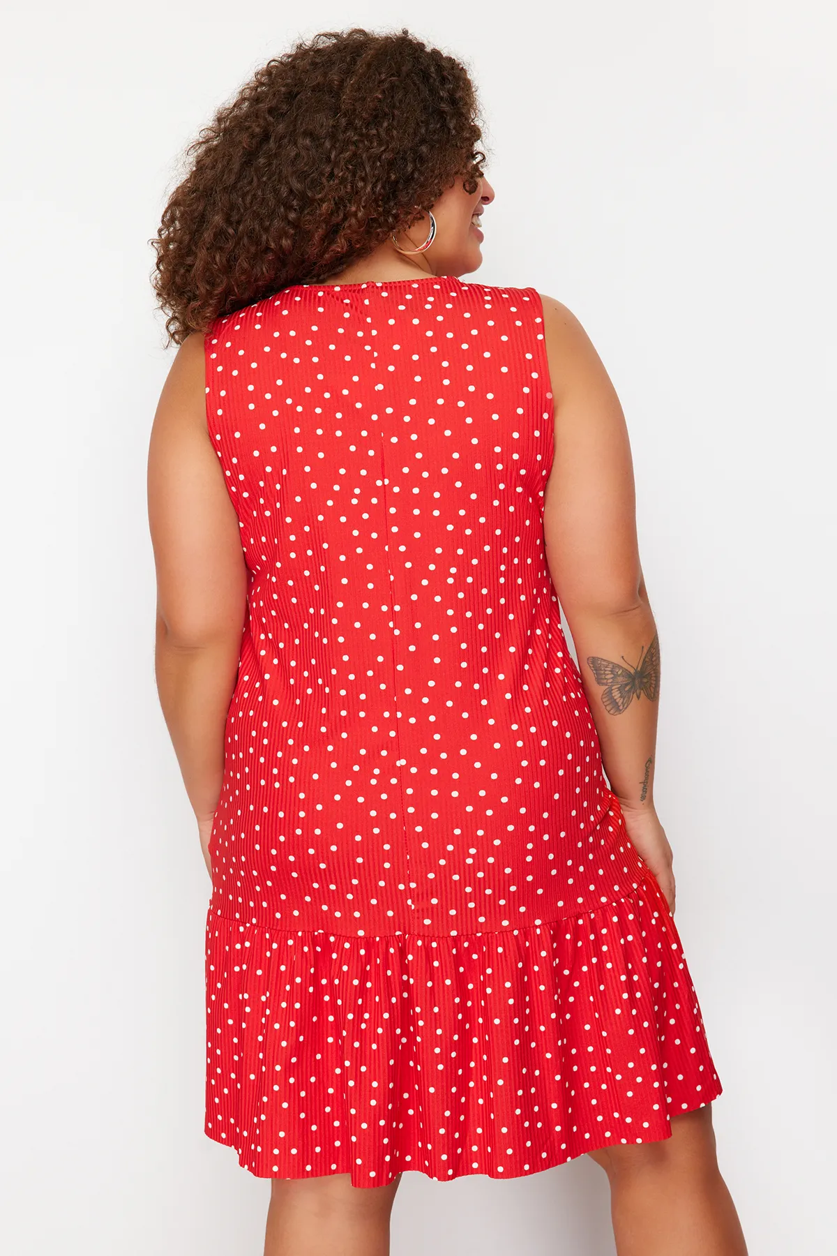 Trendyol Curve  Rotes, gepunktetes, ärmelloses, gerades Mini-Stretch-Strickkleid mit Volants und Volants TBSSS24AH00131