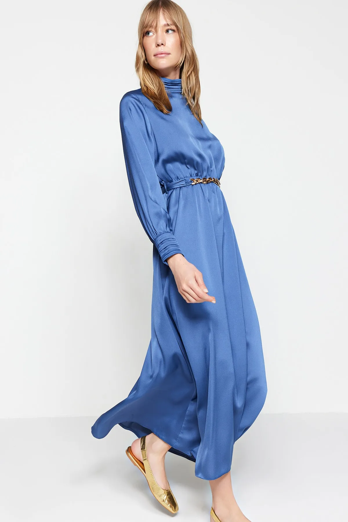 Trendyol Modest  Dunkelblaues gewebtes Abendkleid mit drapiertem Kragen und Manschetten, Gürtel TCTSS22EB0142