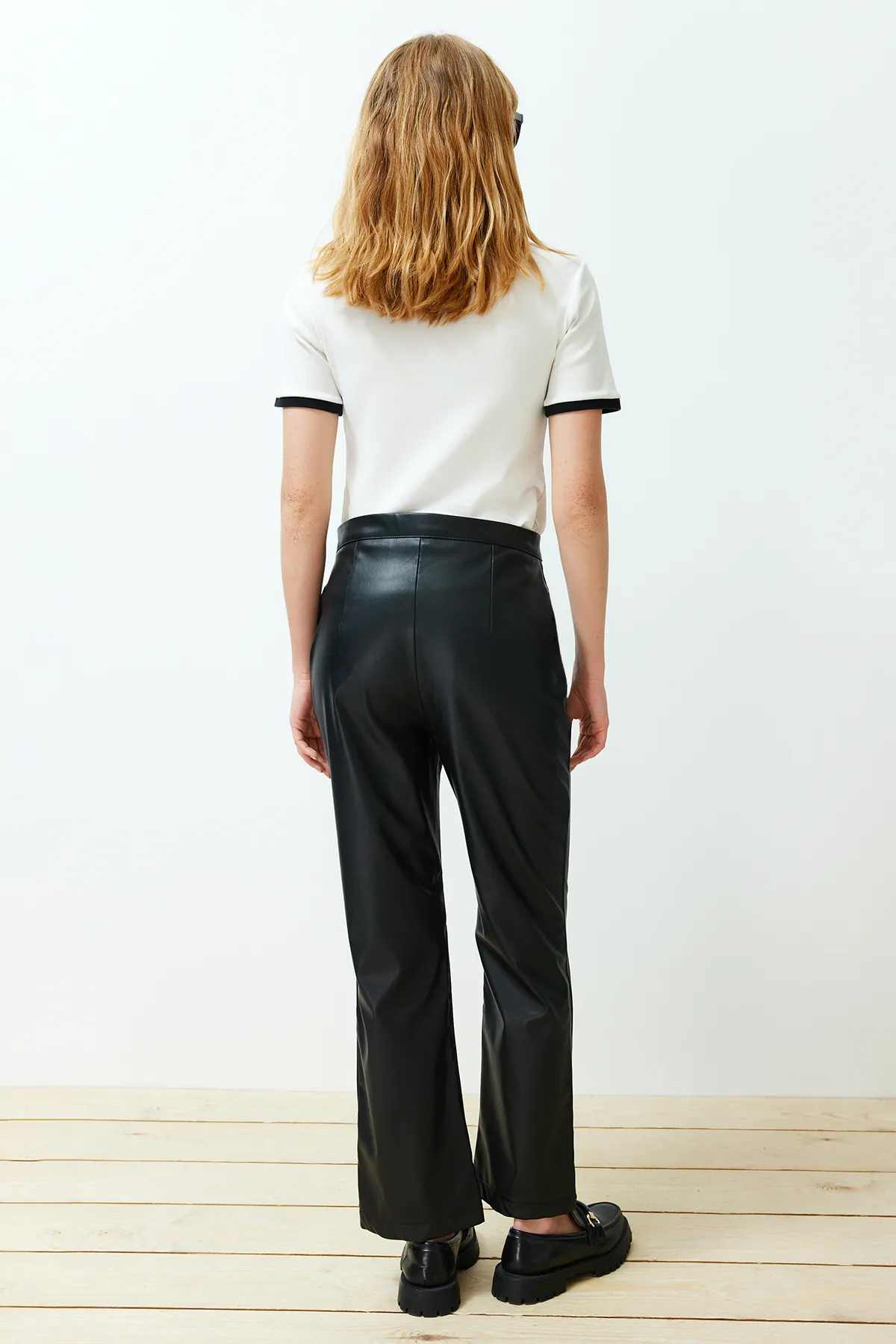 Trendyol Collection  Schwarze gerade/gerade geschnittene Hose aus gewebtem Kunstleder mit schmalem Bein TWOAW22PL0284