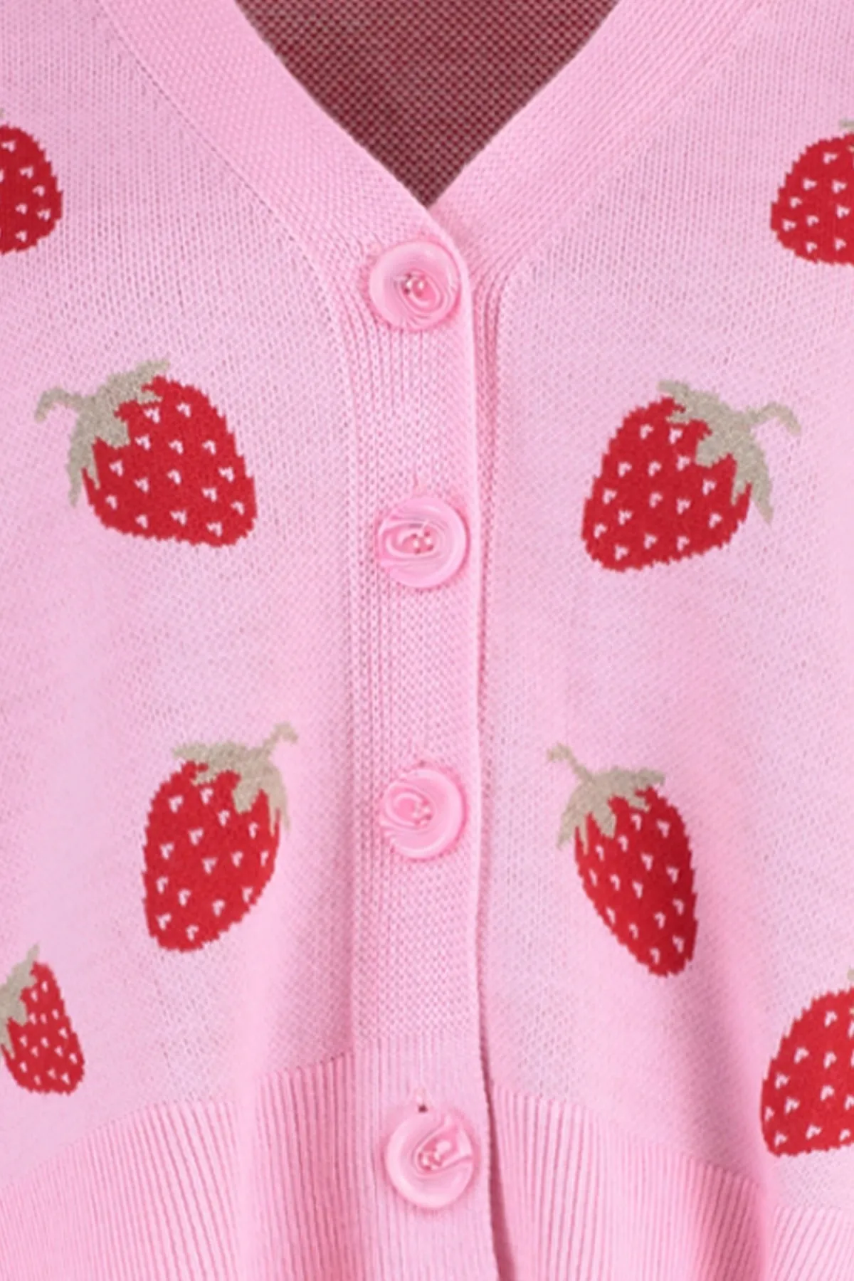 Trendyol Curve  Rosa, kurze Strickjacke mit V-Ausschnitt und Erdbeermuster