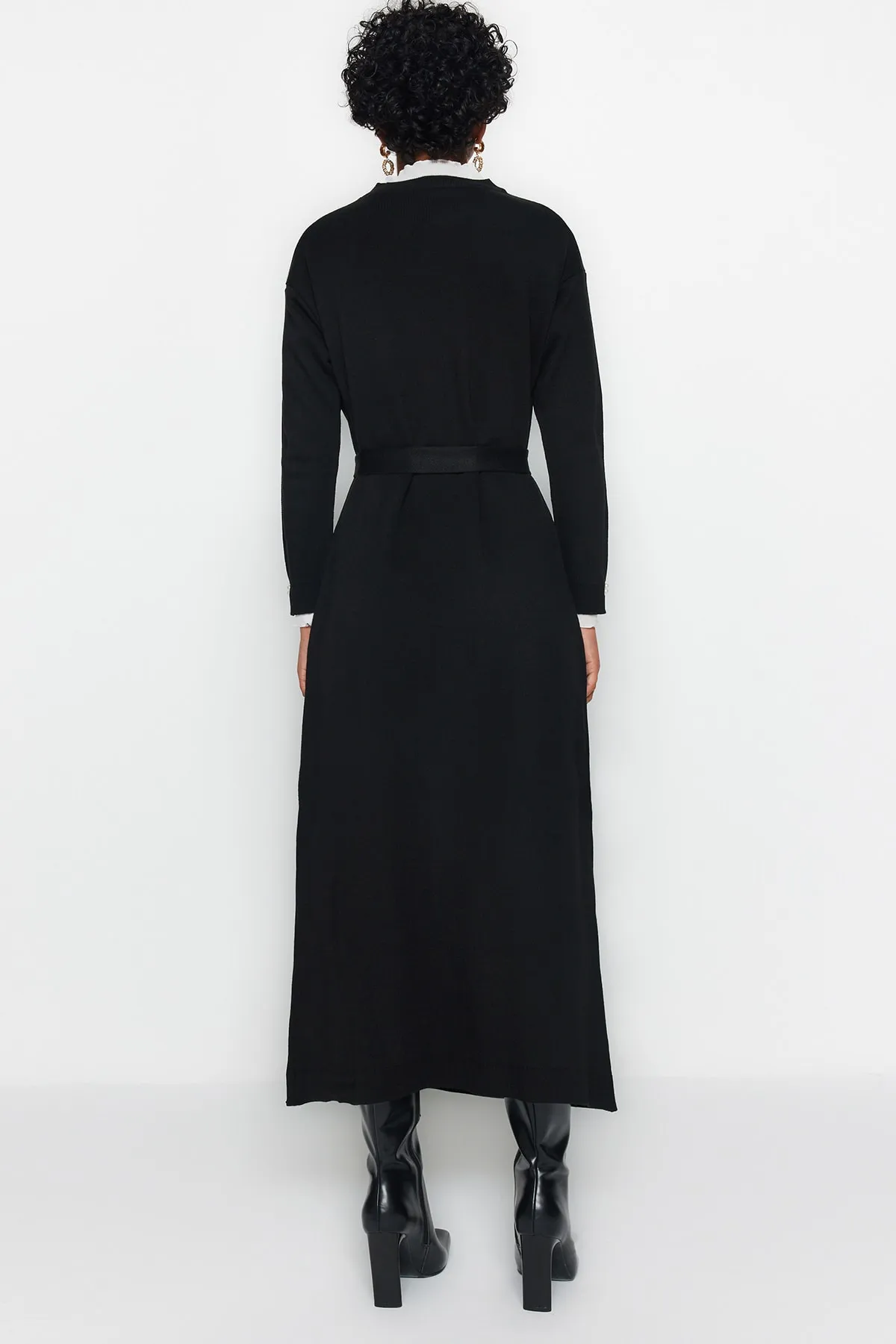 Trendyol Modest  Schwarzes Strickkleid mit Perlendetail TCTAW24EB00001