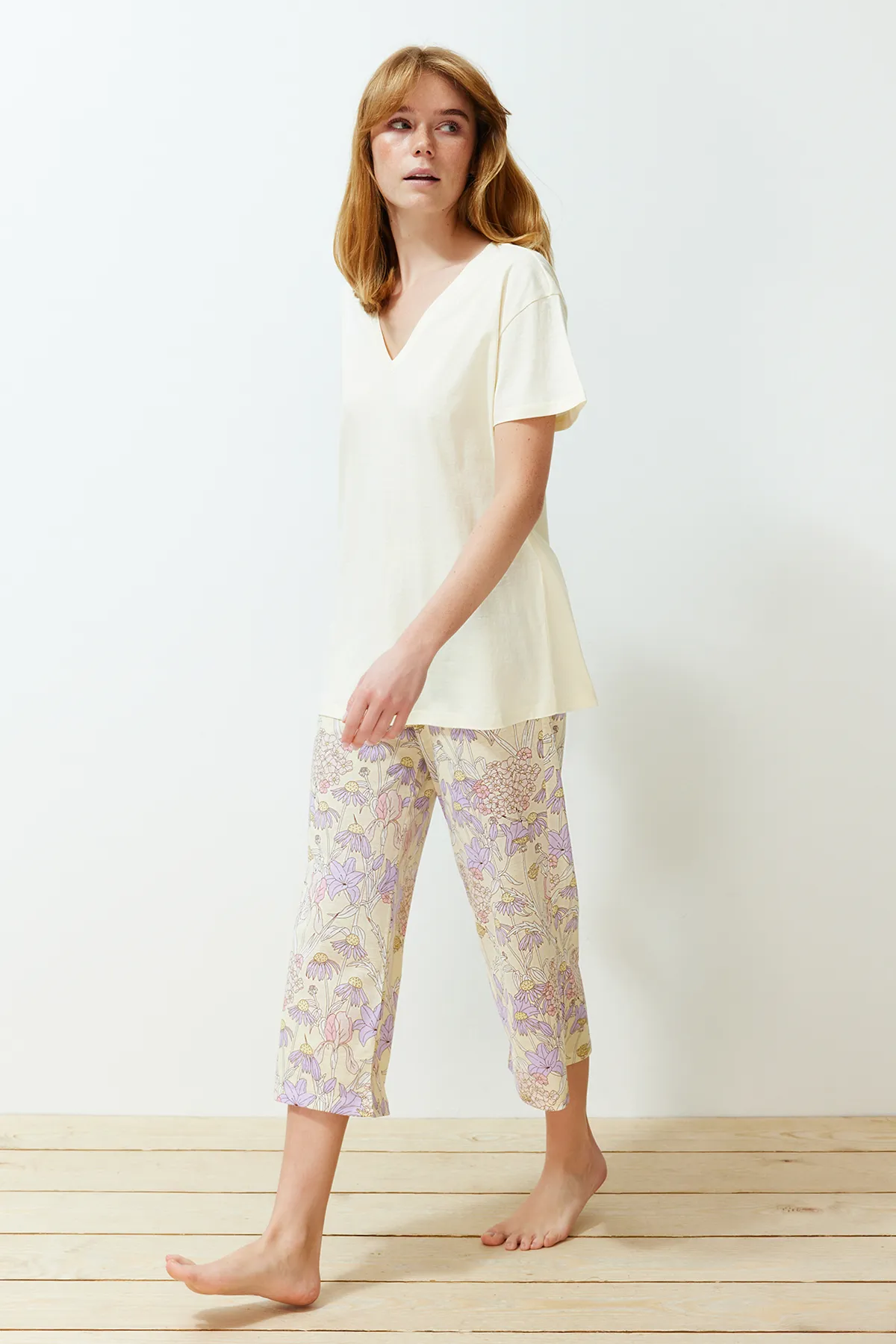 Trendyol Collection  Gelbes Pyjama-Set aus 100 % Baumwolle mit Blumenmuster THMSS24PT00210