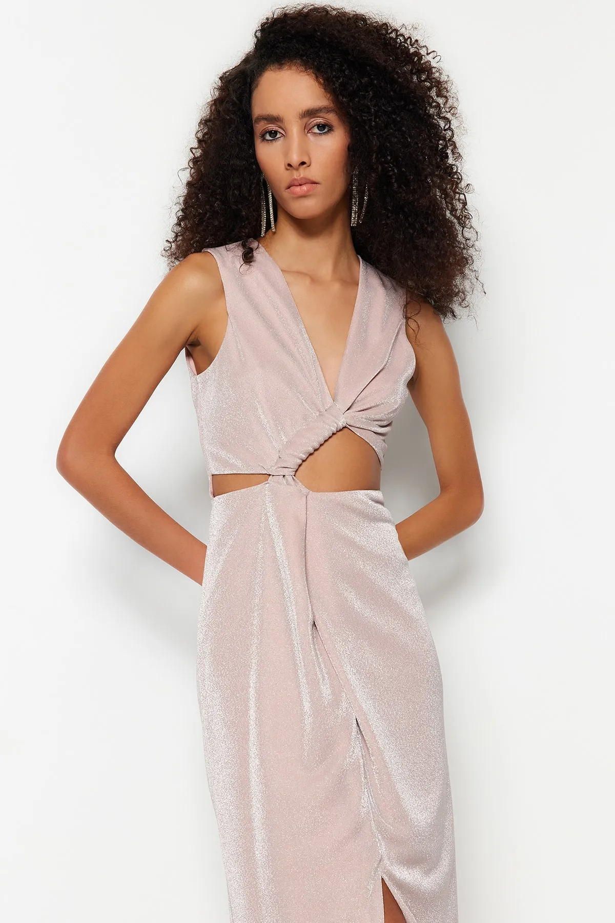 Trendyol Collection  Elegantes Abendkleid mit Puderfutter und gestricktem Fenster-/Ausschnittdetail TPRSS23EL00510