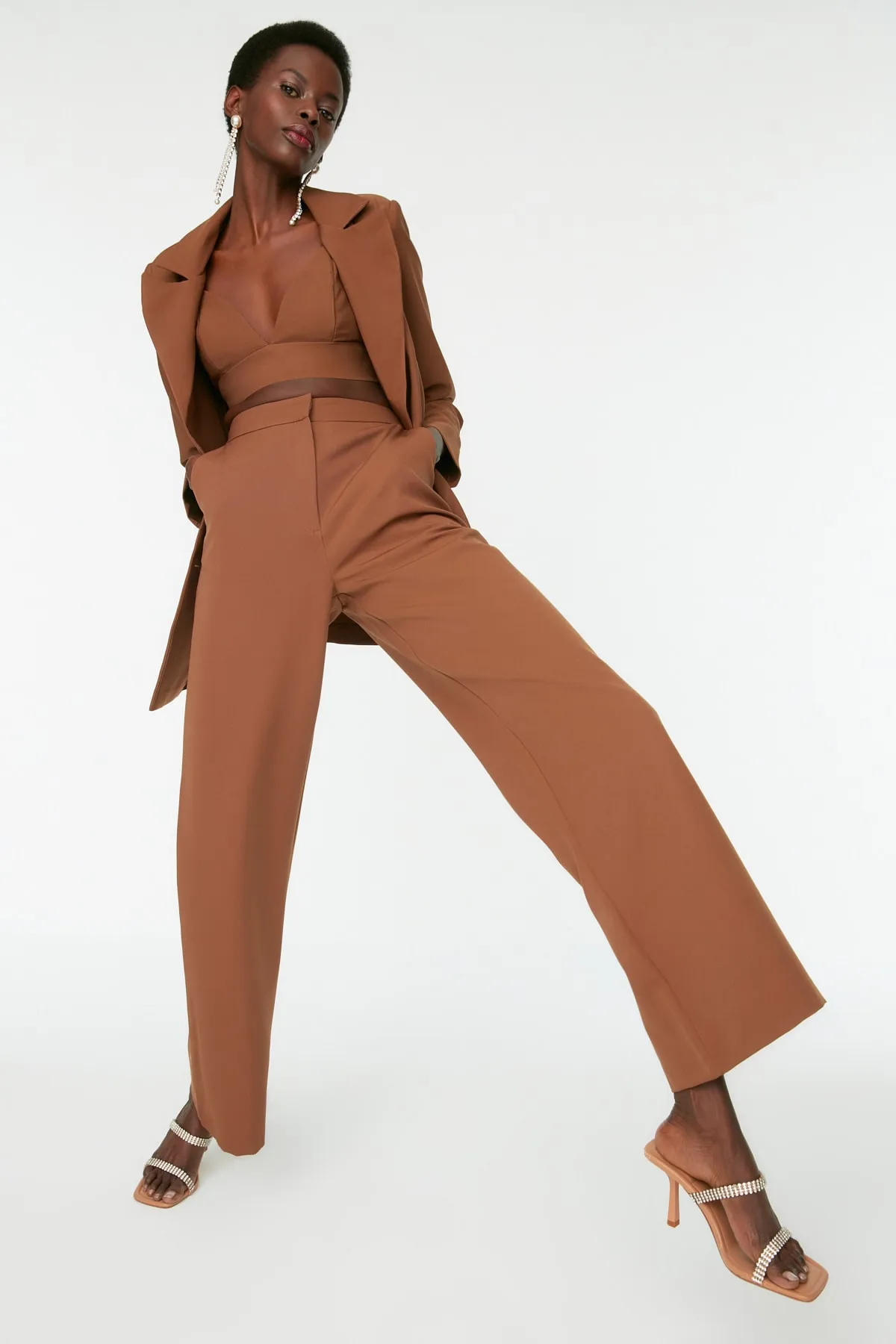 Trendyol Collection  Braune gewebte Hose mit Röhrenbeinen TPRAW22PL0402