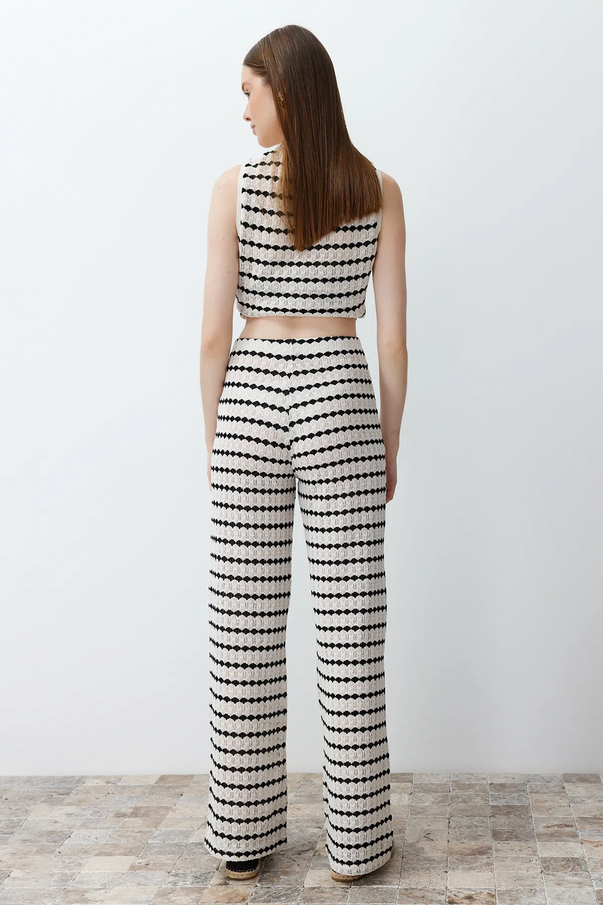 Trendyol Collection  Ecrufarbene, gestreifte Hose in Strickoptik mit geradem Schnitt TWOSS24PL00101