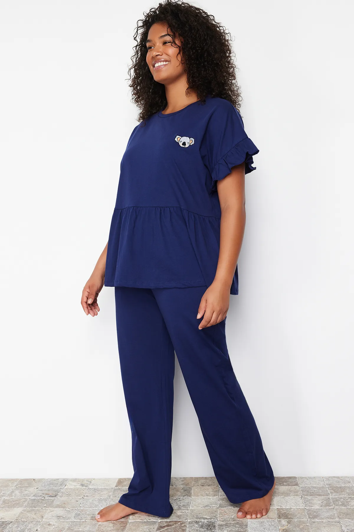 Trendyol Curve  Marineblaues Pyjama-Set aus Strick mit besticktem Volant TBBSS22PT0565