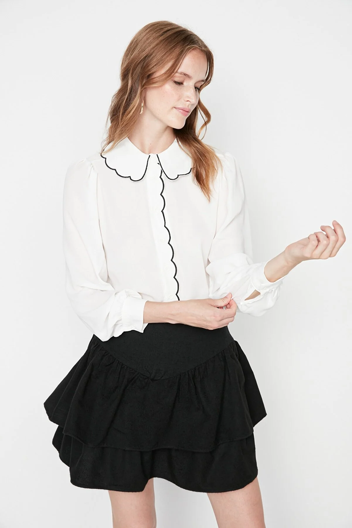 Trendyol Collection  Weißes gewebtes Hemd mit Stickdetail - Regular Fit TWOAW21GO0302