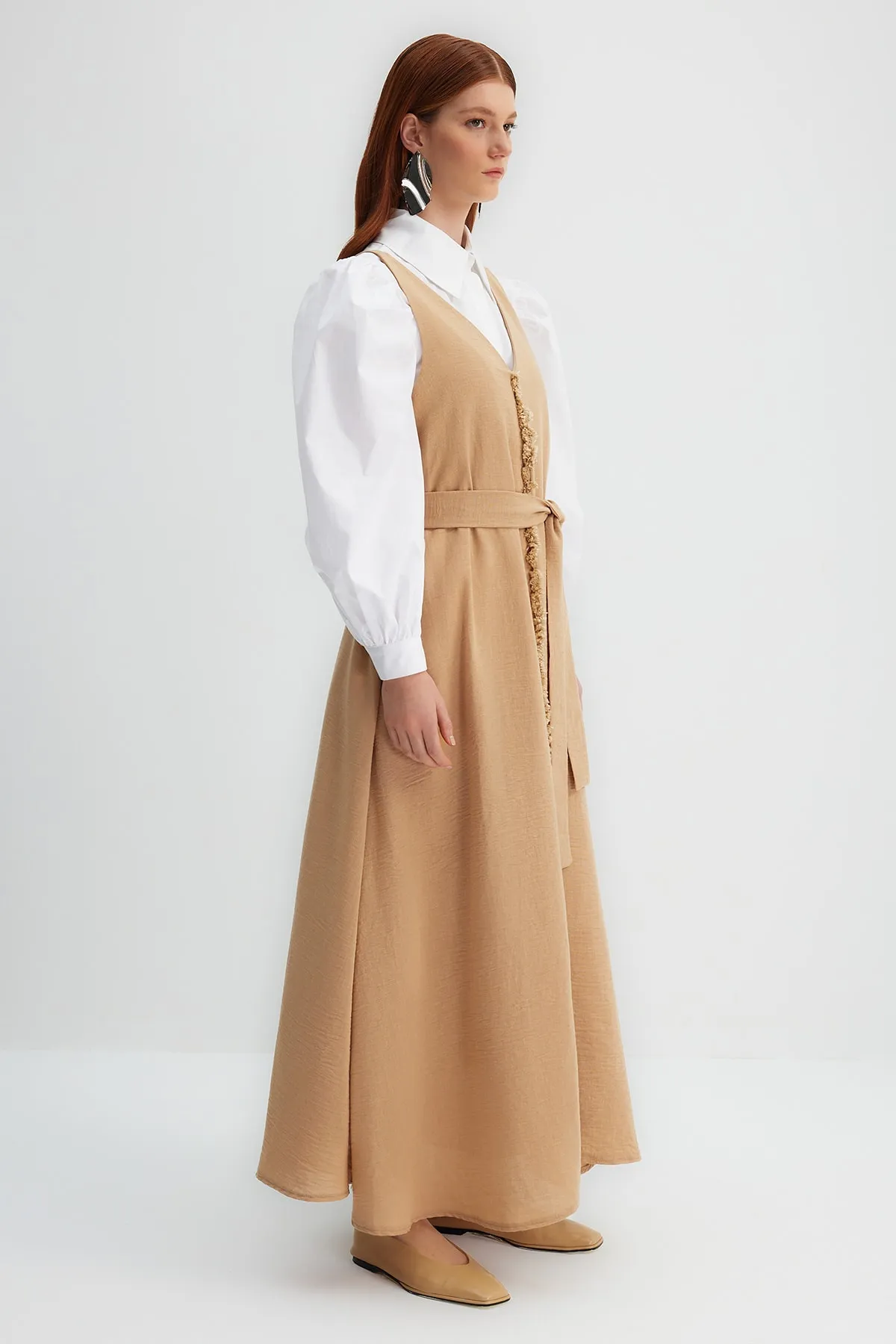 Trendyol Modest  X Kevser Sarıoglu Beiges gewebtes Gilet-Kleid mit Gürtel und Quastendetail TCLSS23EB00000