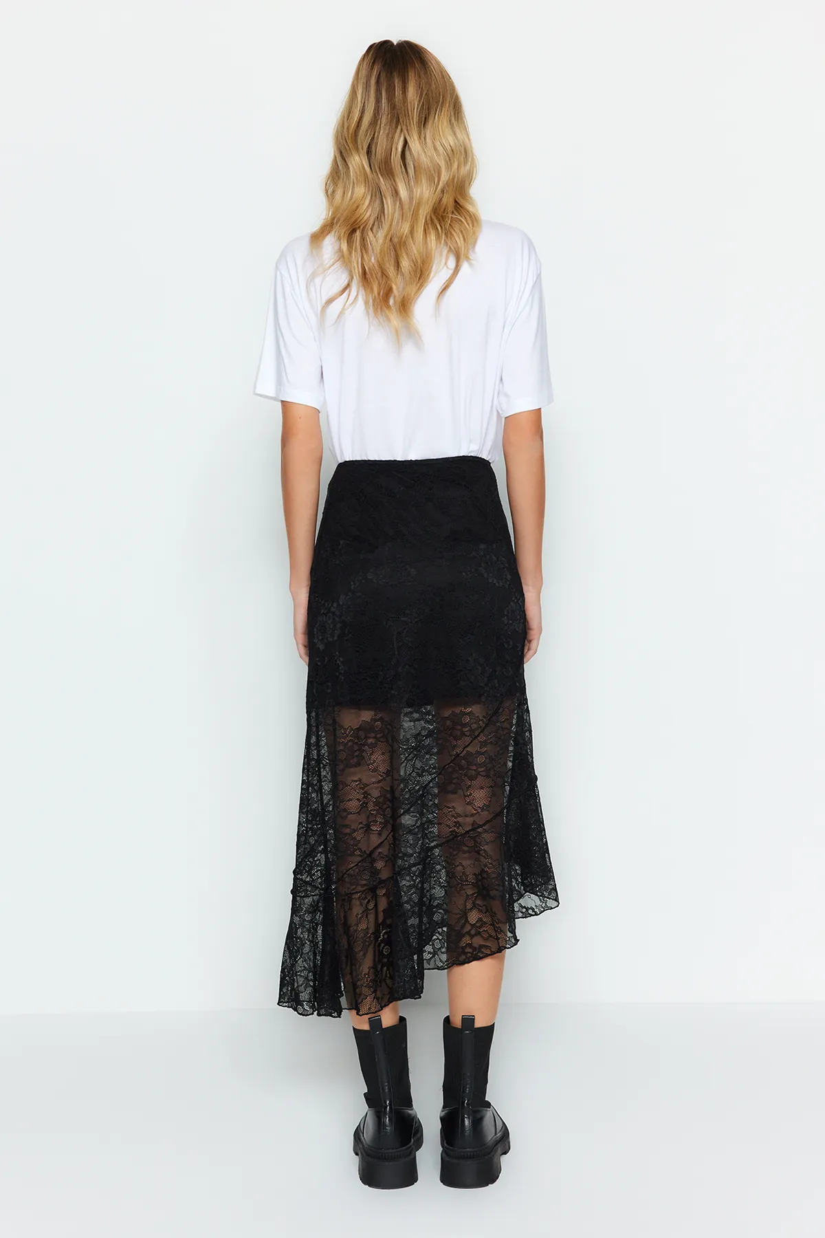 Trendyol Collection  Schwarzer asymmetrischer Midirock aus gefütterter Spitze mit Strickmuster TWOAW24ET00331