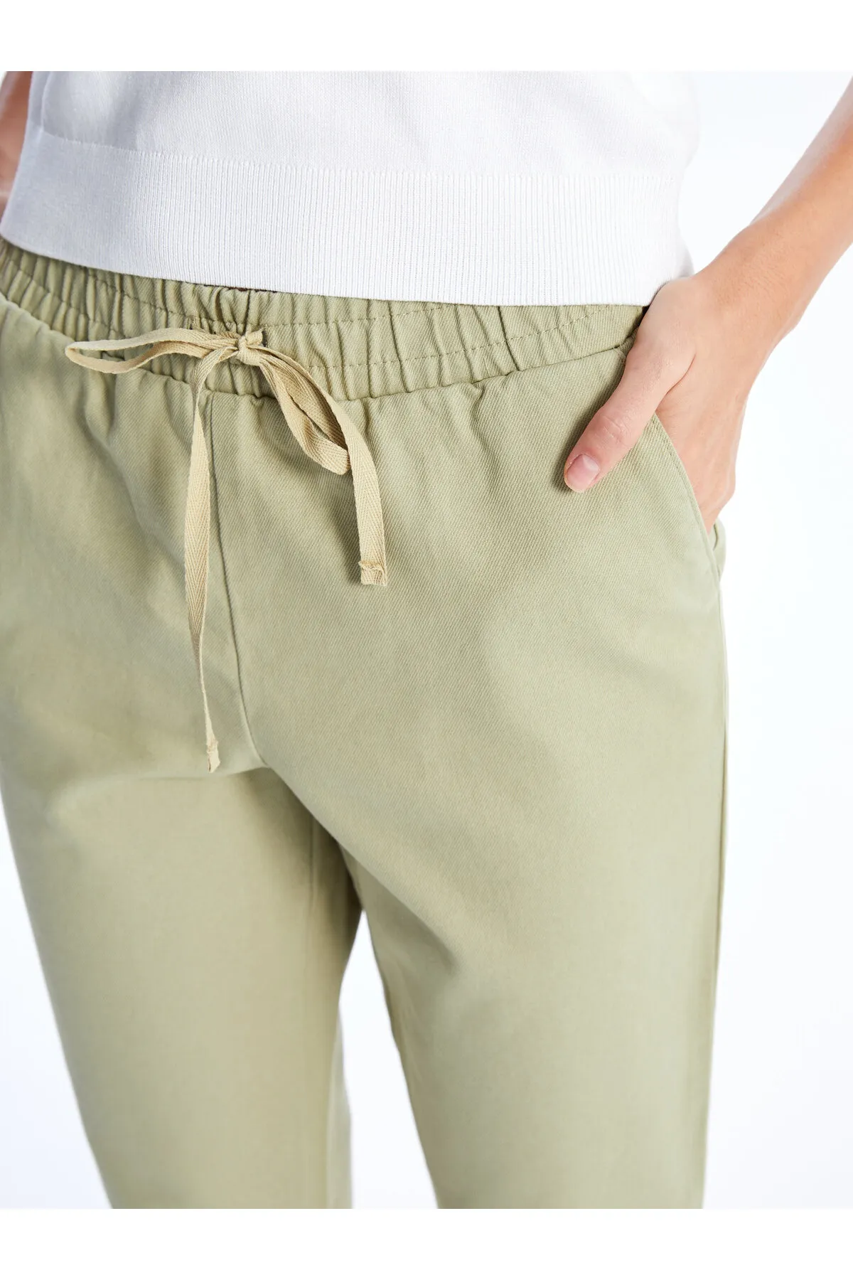 LC Waikiki  Damenhose mit Standard-Passform und elastischem Bund