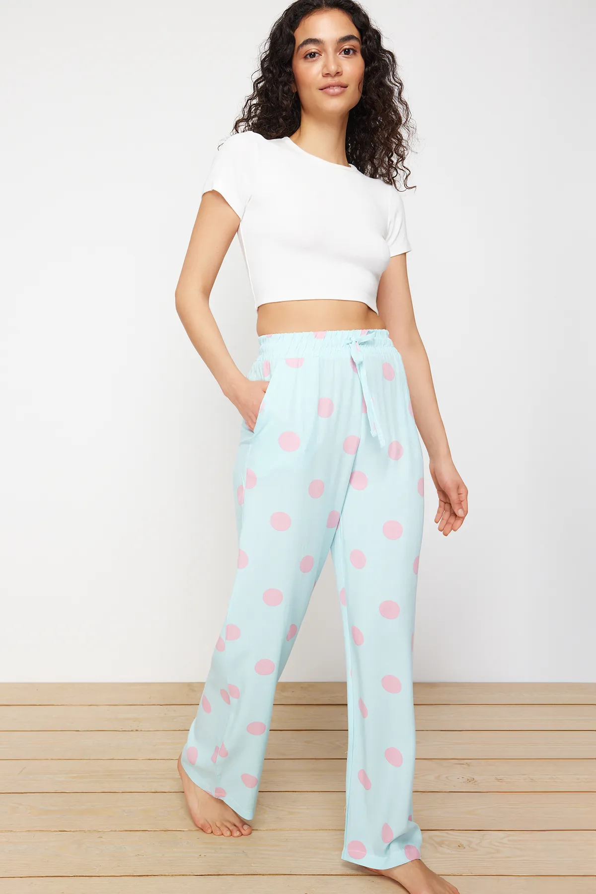 Trendyol Collection  Blau-bunte Polka Dot Schnürung Detaillierte Pyjamahose aus Viskosegewebe THMSS24PJ00032