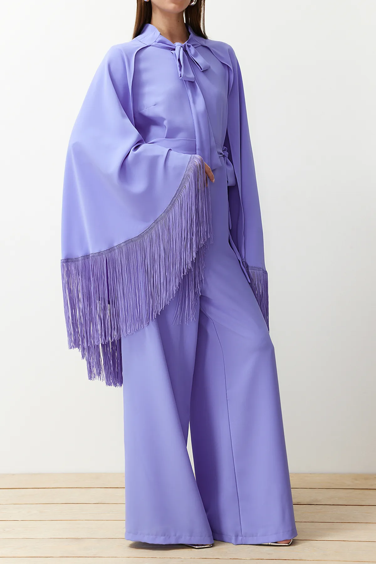 Trendyol Modest  Fliederfarbener Cape-Jumpsuit-Abendanzug mit Quasten TCTAW24DB00007